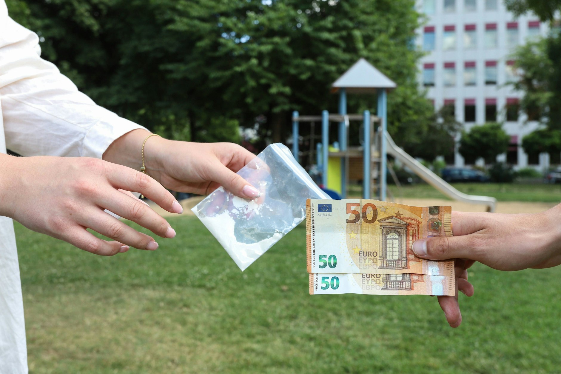 Immer wieder wird auf Spielplätzen mit Drogen gedealt. Gefährlich wird es, wenn Kinder die geheimen Verstecke der Dealer entdecken - und sich die Drogen in den Mund stopfen.