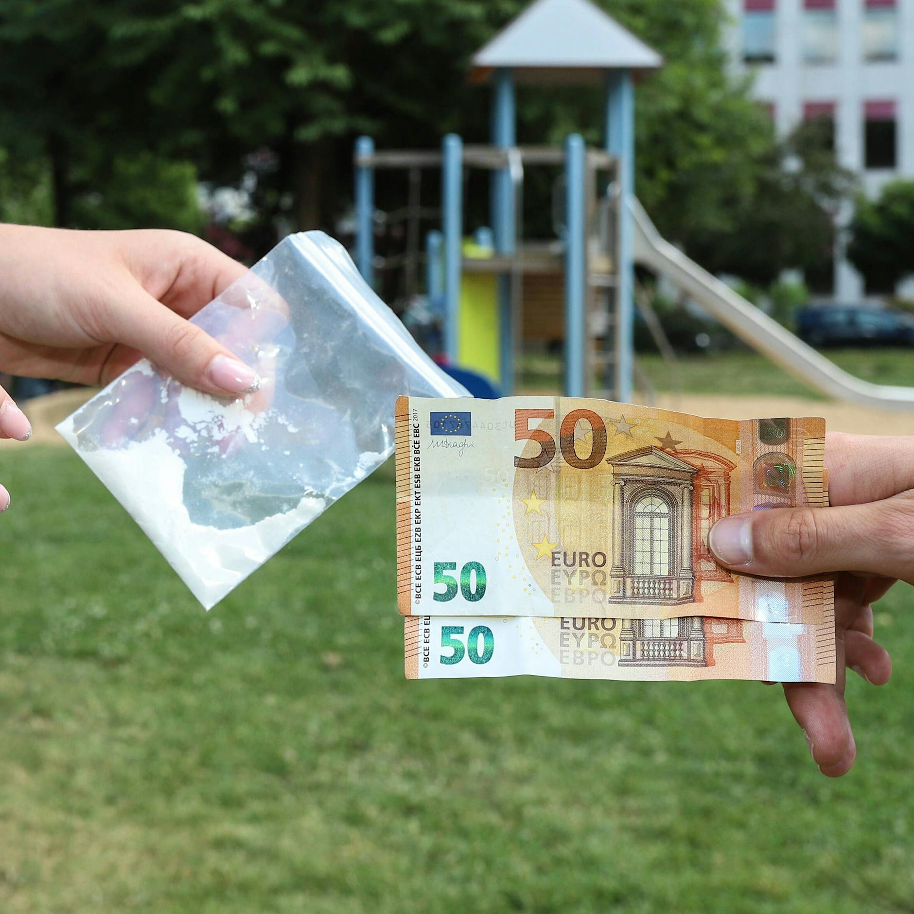 Horror auf dem Spielplatz: Kind (1) verschluckt harte Drogen – Klinik!