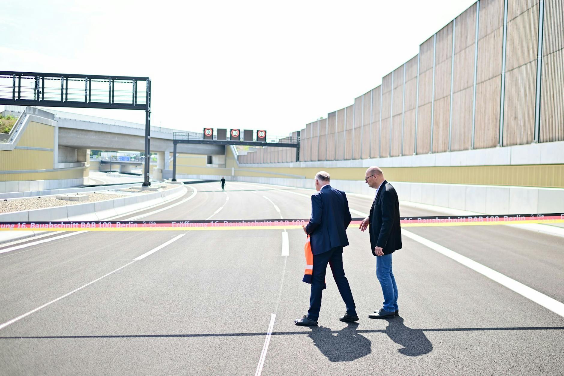 Kurz vor der feierlichen Freigabe der A100 von Treptow nach Neukölln überprüfen zwei Mitarbeiter der Autobahn GmbH am 27. August das Band, das gleich durchschnitten wird.