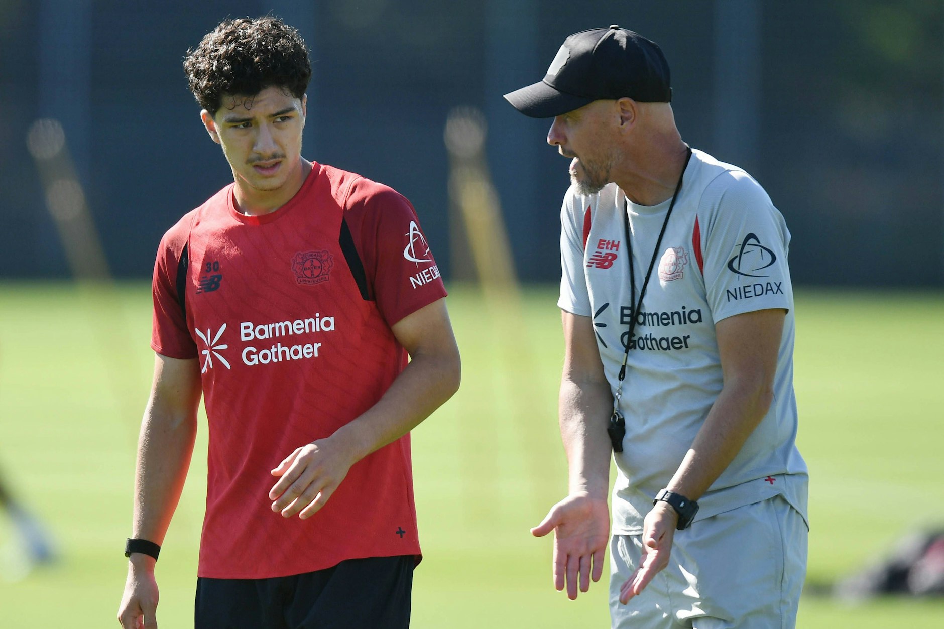 Ein Bild, das alles aussagt: Bayers gefeuerter Trainer Erik ten Hags Ansprache an Ibo Maza brachte nur Verunsicherung.