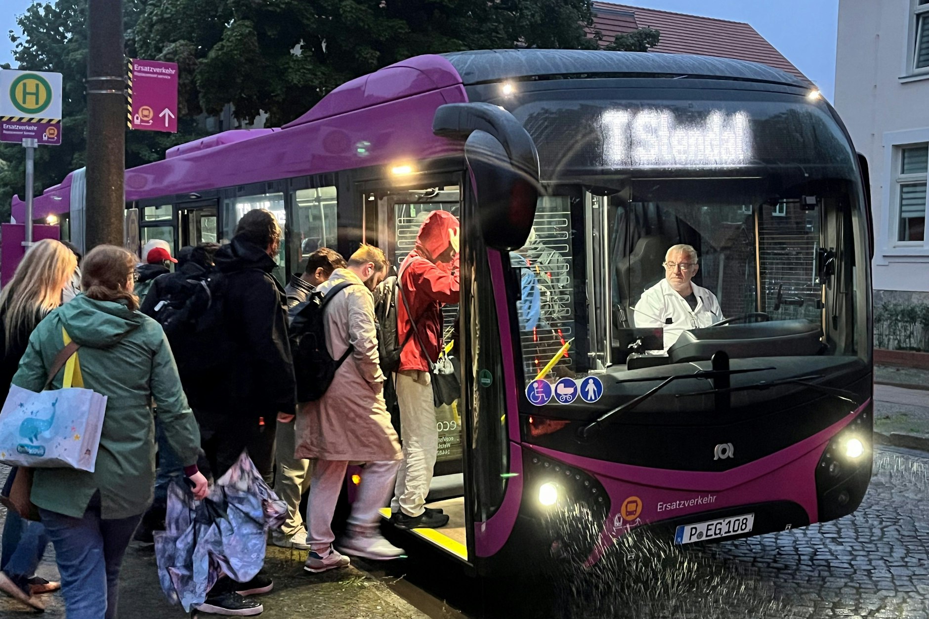 Einsteigen bitte: Müde Pendler nutzen in Wittenberge einen Bus des Schienenersatzverkehrs.