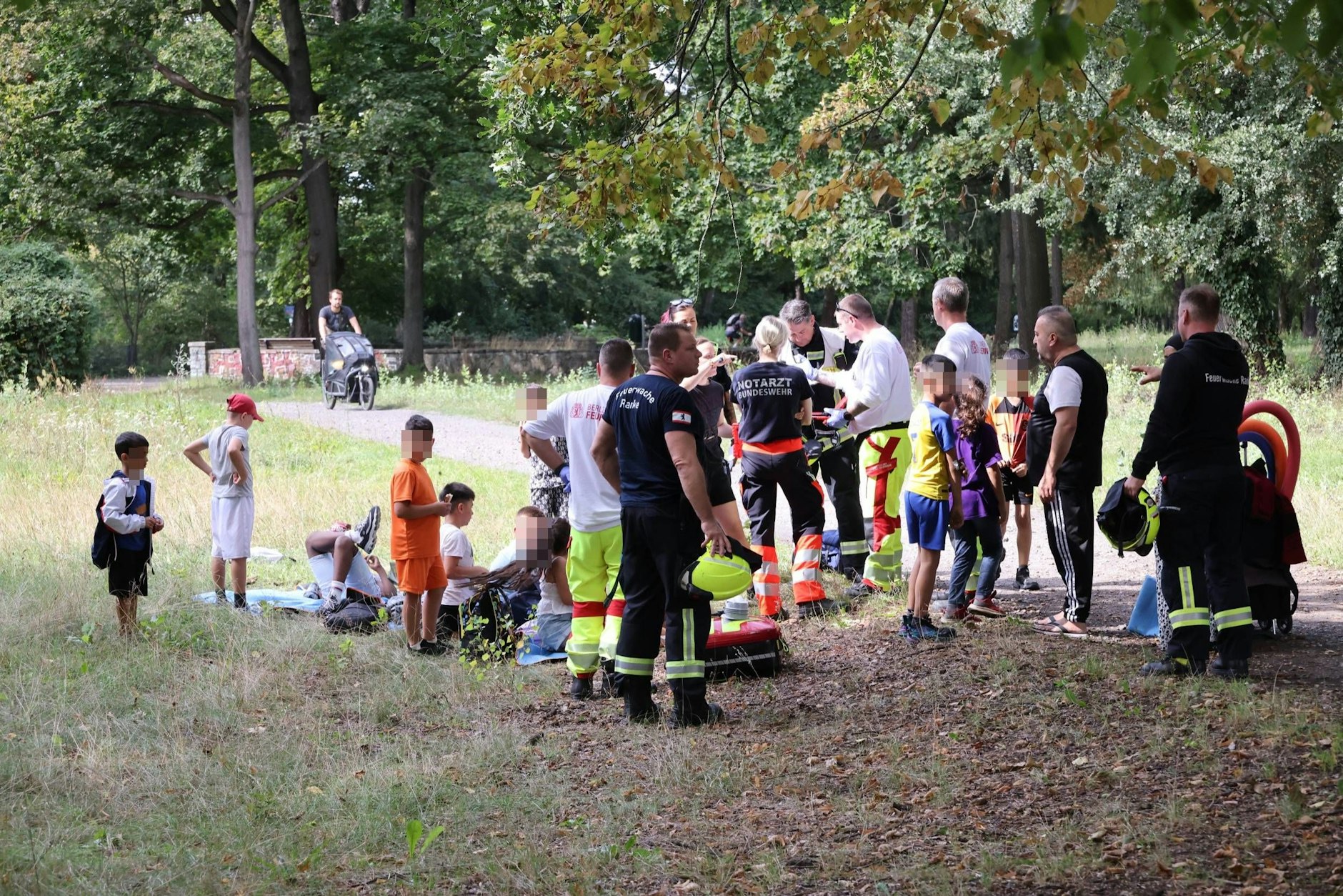 Rettungskräfte und Feuerwehr kümmerten sich nach dem Unfall in Berlin-Wedding um die verängstigten Kinder.