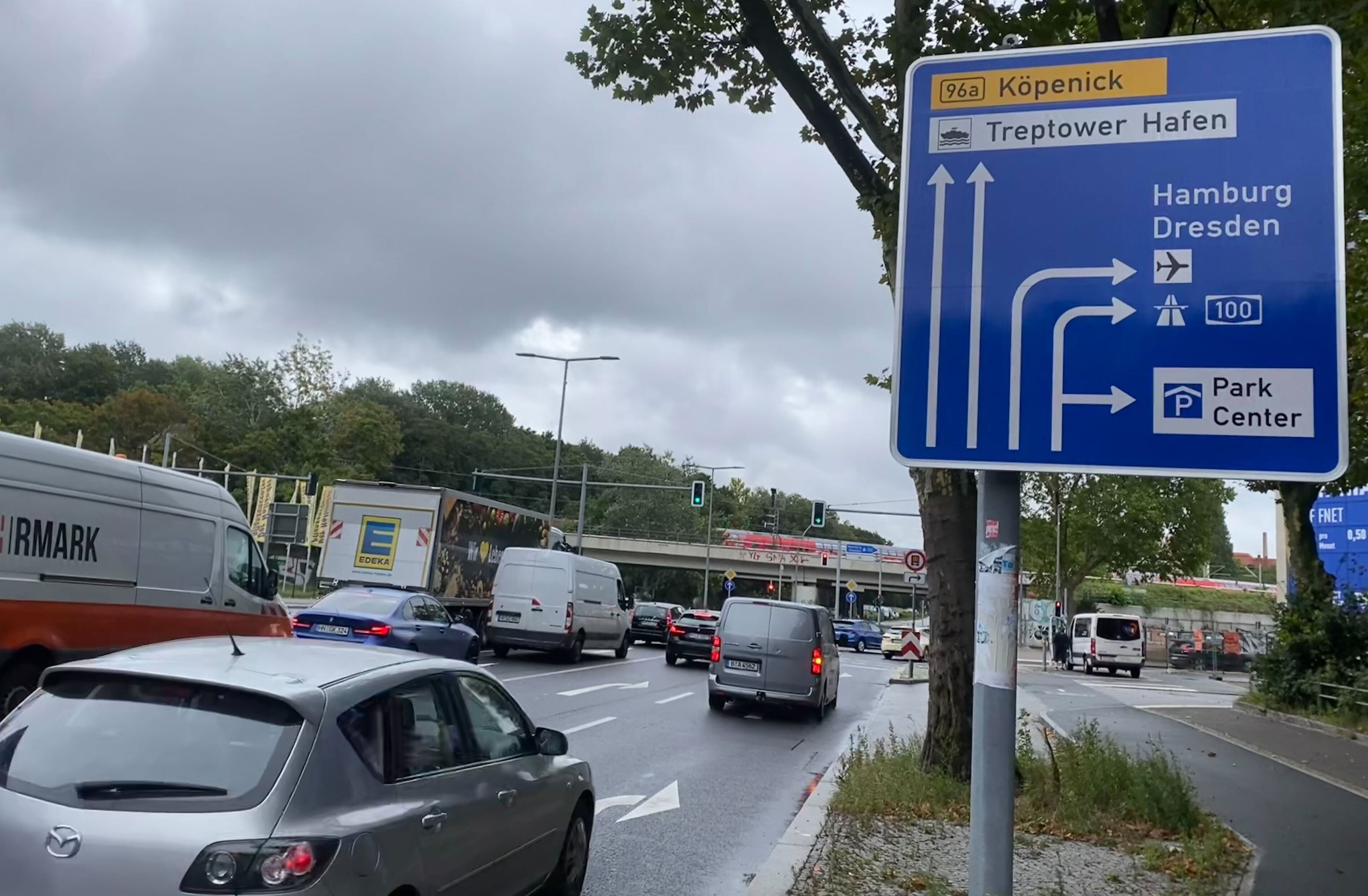 Image - Stau an der Autobahn A100 in Treptow: Auch die Ampeln kapitulieren vor dem Ansturm