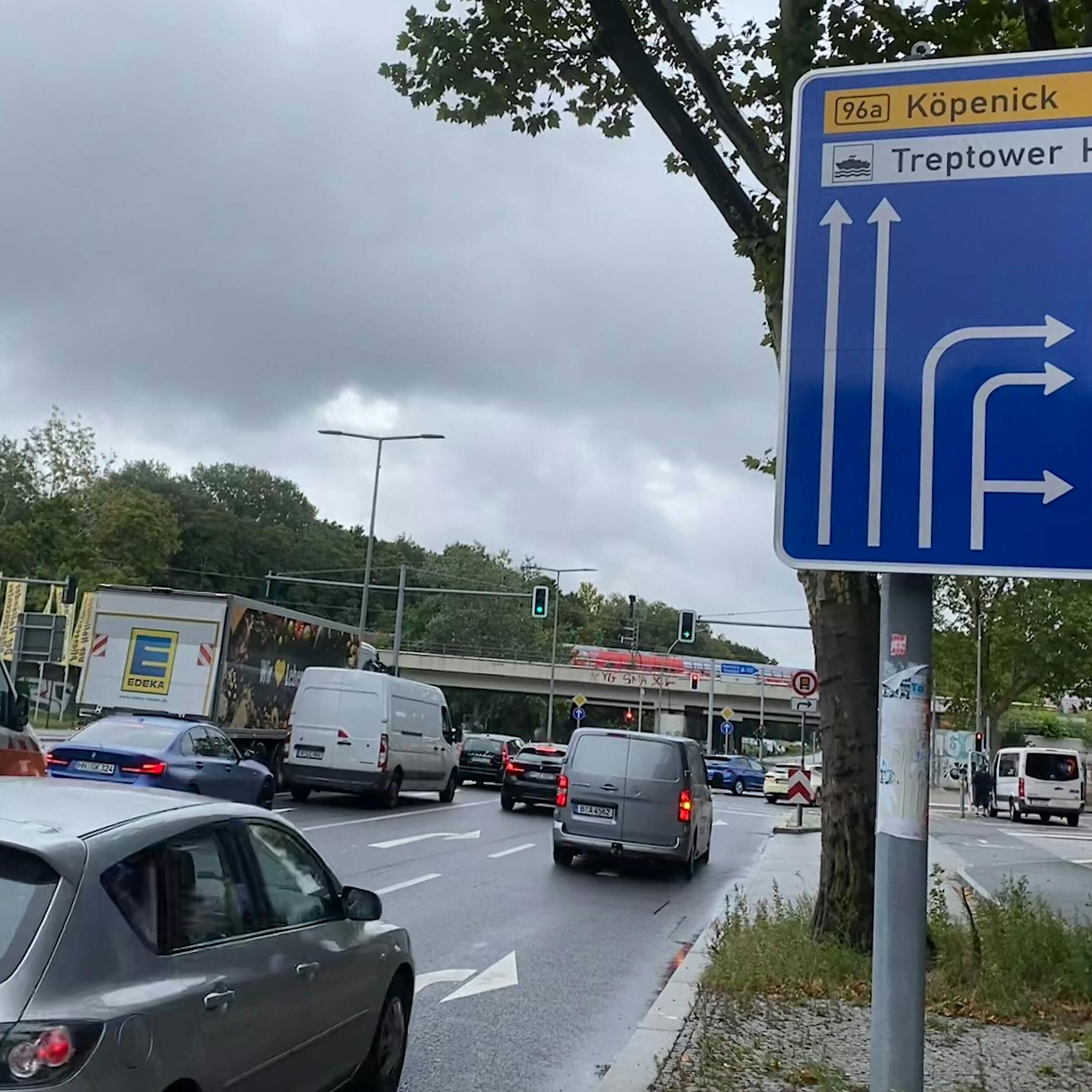 Stau an der Autobahn A100 in Treptow: Auch die Ampeln kapitulieren vor dem Ansturm