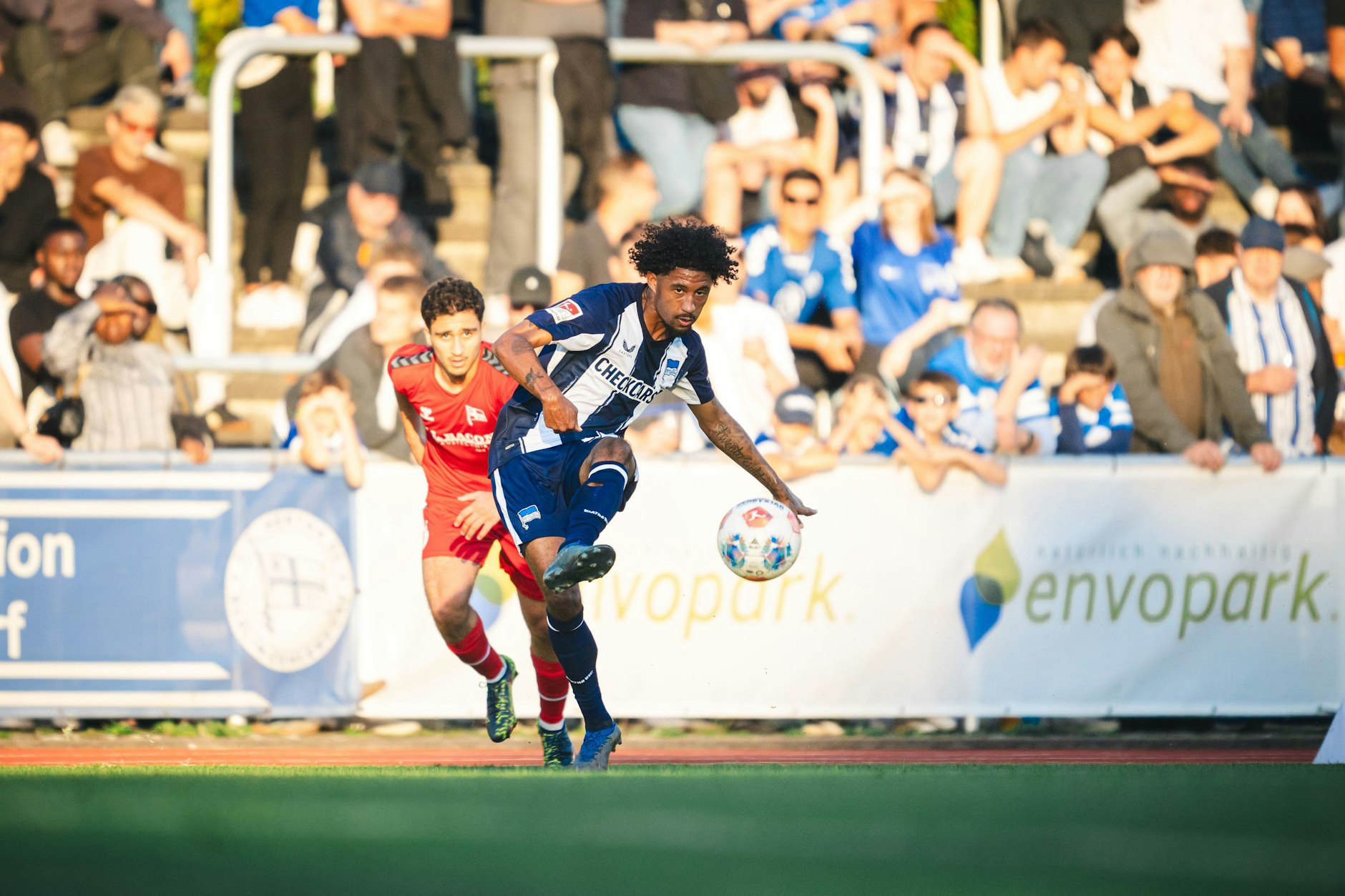 Endlich wieder am Ball! Pechvogel Jeremy Dudziak feiert beim Testspiel in Zehlendorf sein Comeback im Hertha-Trikot.