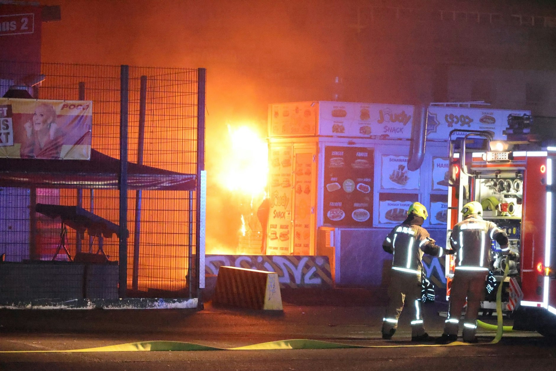 In der Nacht brannte es an einem Imbisswagen in der Drontheimer Straße.