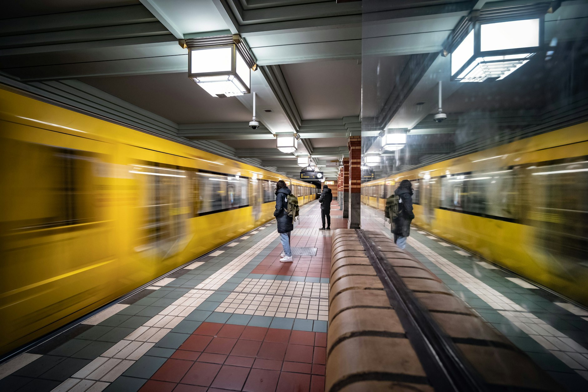 Am U-Bahnhof Karl-Bonhoeffer-Nervenklinik kam es am Donnerstagabend zu einem irren Vorfall: Ein bisher unbekannter Täter schoss auf eine fahrende IU-Bahn