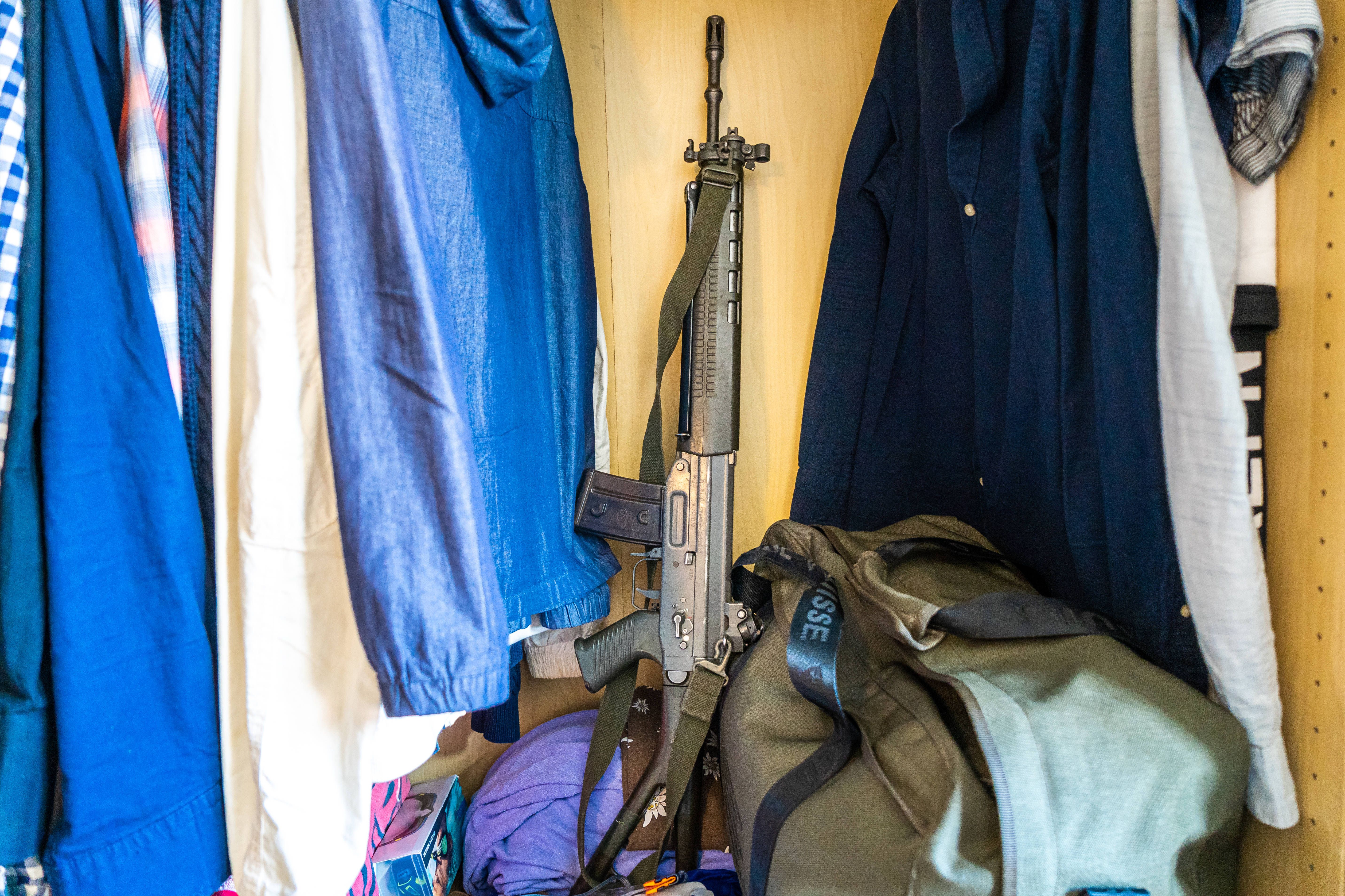 Das Sturmgewehr in Vaters Kleiderschrank: Die besondere Waffenkultur der Schweiz