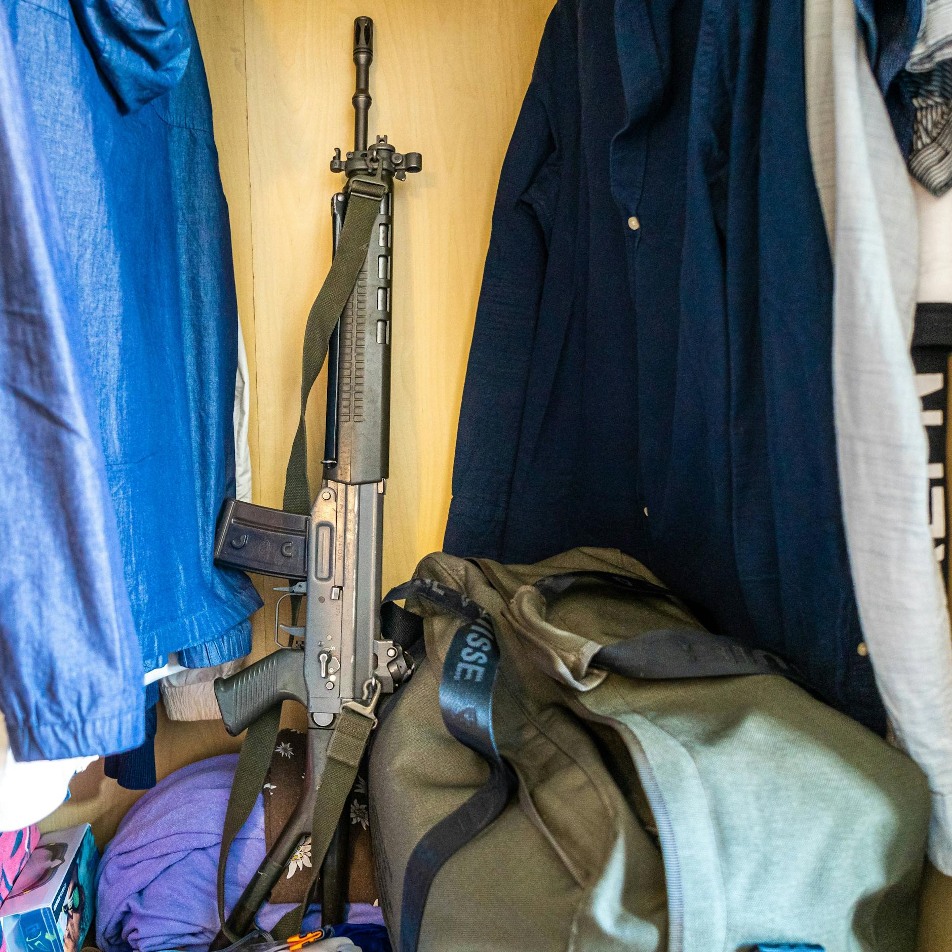 Image - Das Sturmgewehr in Vaters Kleiderschrank: Die besondere Waffenkultur der Schweiz