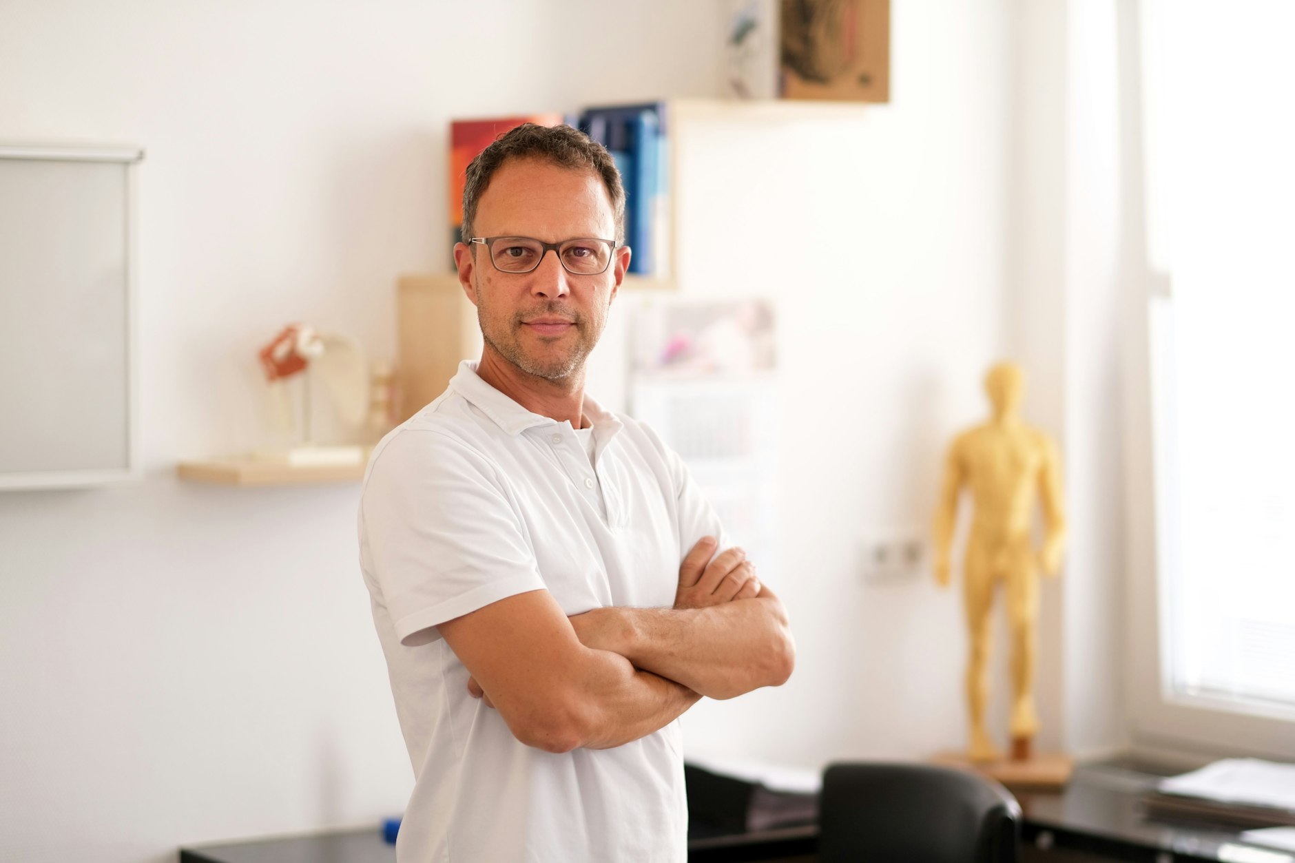 Der Orthopäde Dr. Christian Kuhn in seiner Praxis. Er ist gern Arzt in Marzahn.