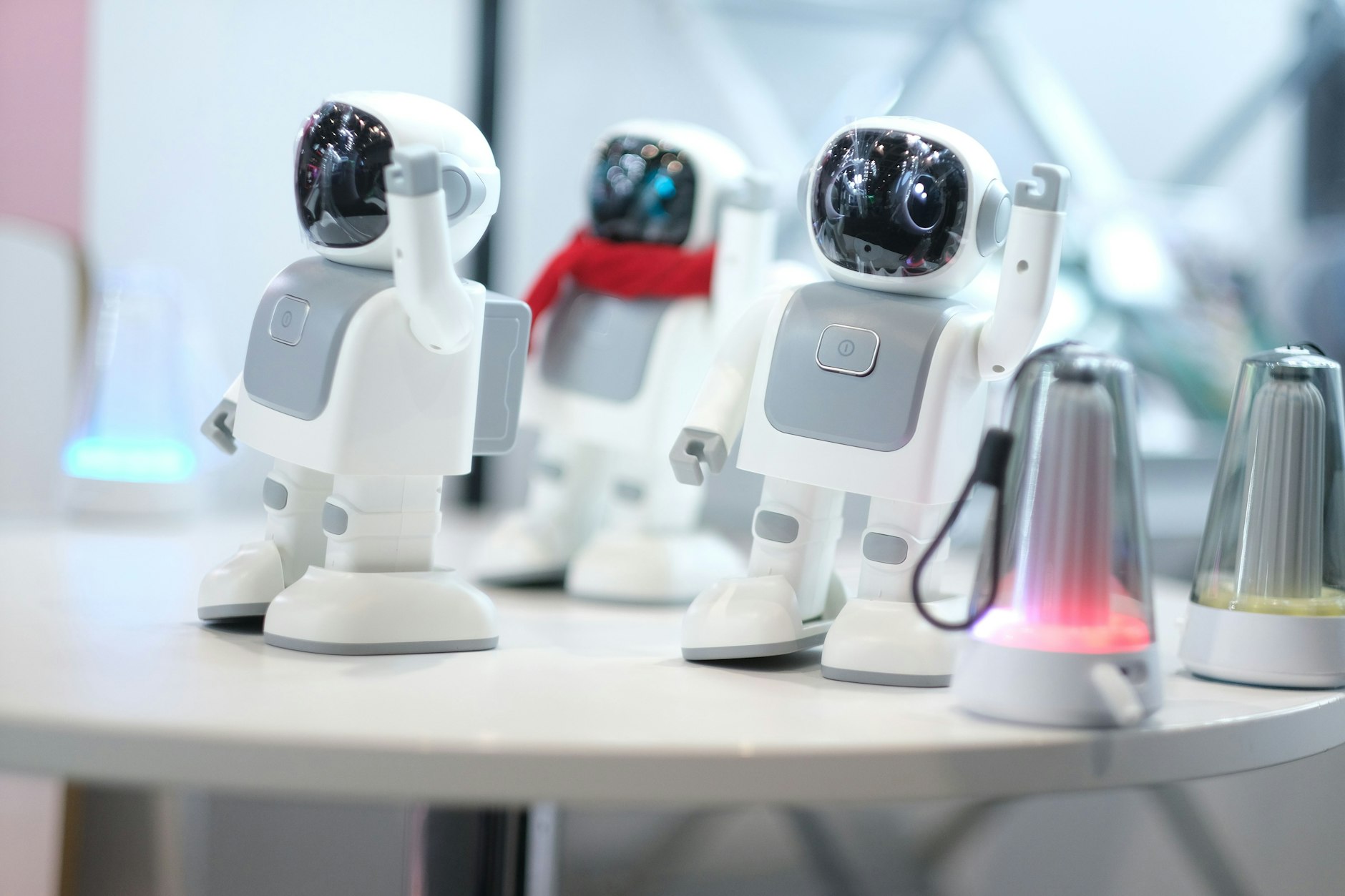 Die kleinen Roboter von Kinstone begrüßen die Messebesucher zum Auftakt der Ifa 2025.