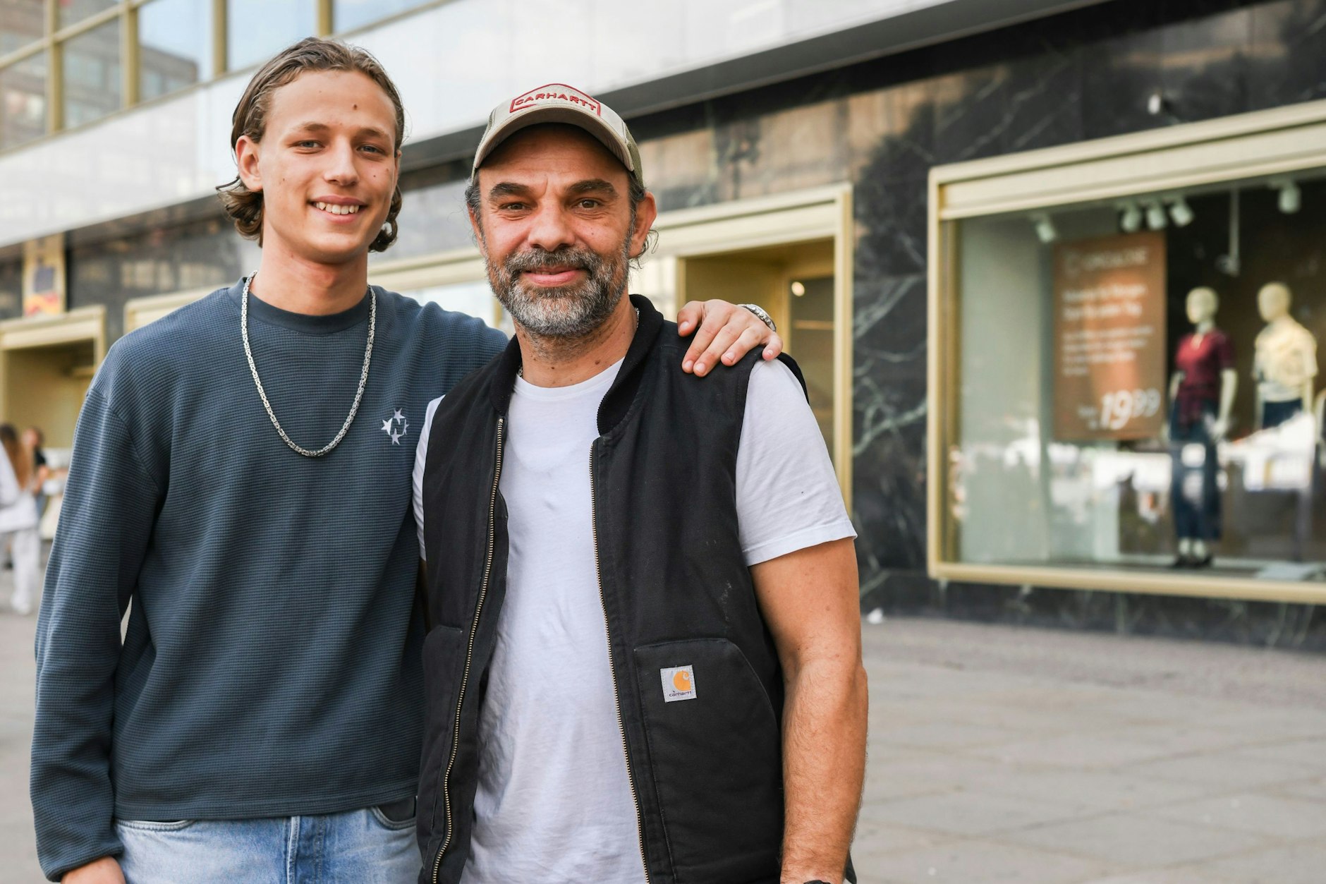Adrian und Toni am Alexanderplatz bei einer Straßenumfrage zum Thema Wehrpflicht für Frauen
