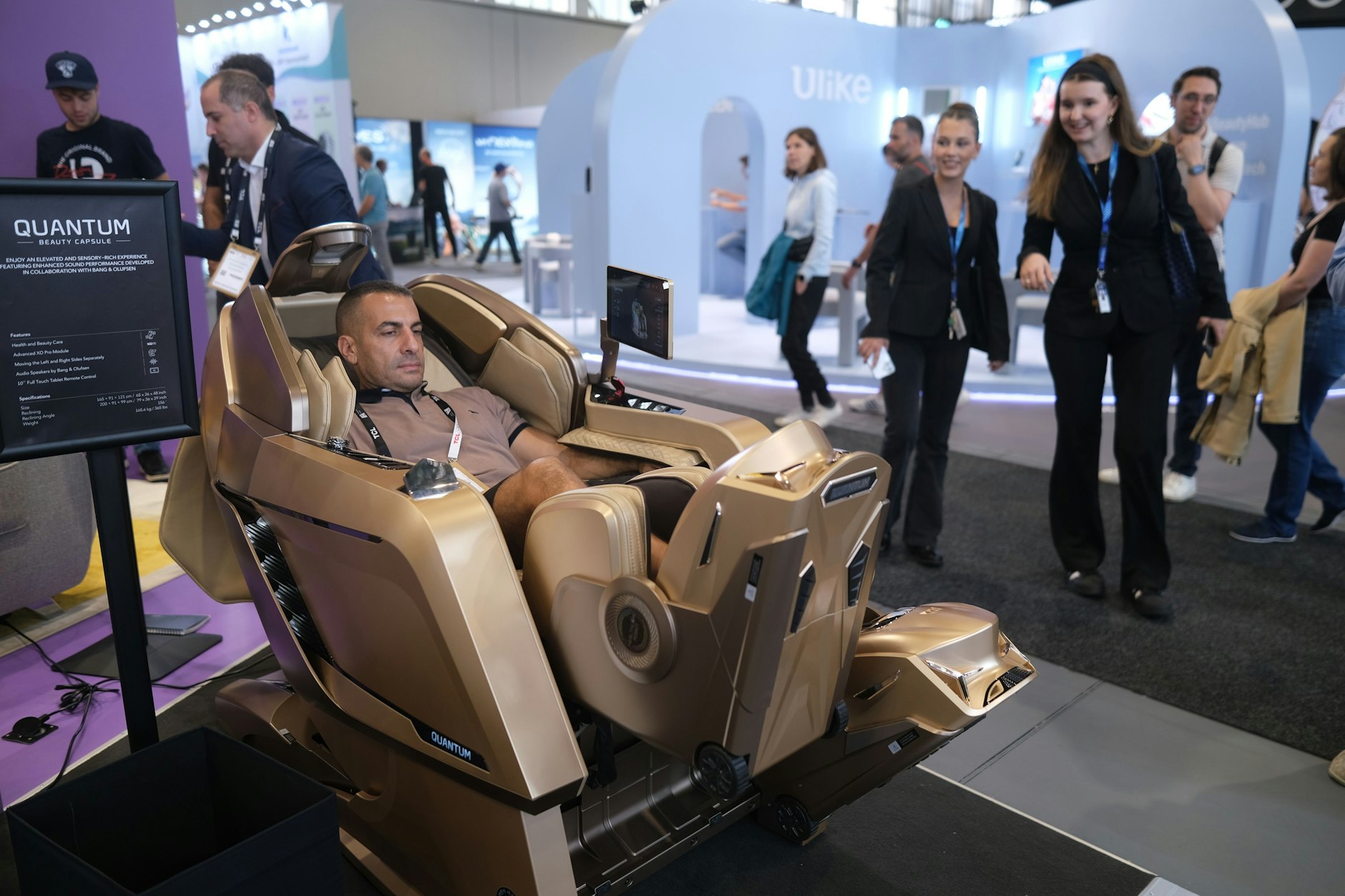 Sieht aus wie ein Teil eines Raumschiffs, ist aber der Massagesessel Quantum von Bodyfriend. Wer darin sitzt, fühlt sich wie in einem „Transformers“-Film.