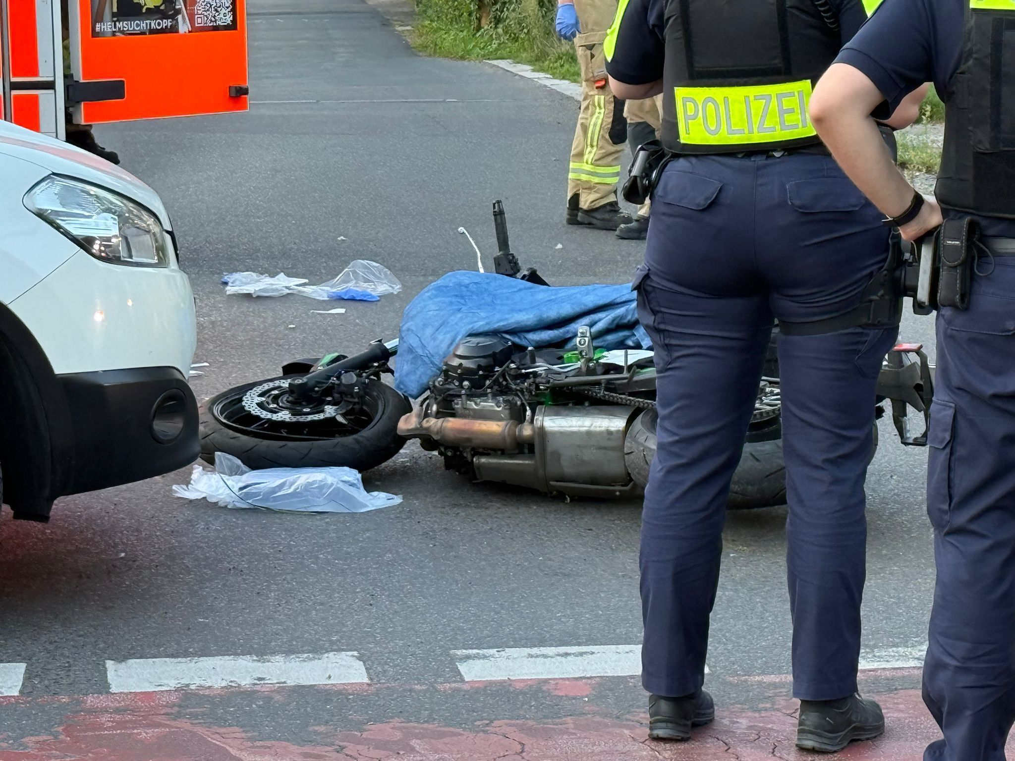 Motorradfahrer knallt gegen Laternenmast: Er musste reanimiert werden