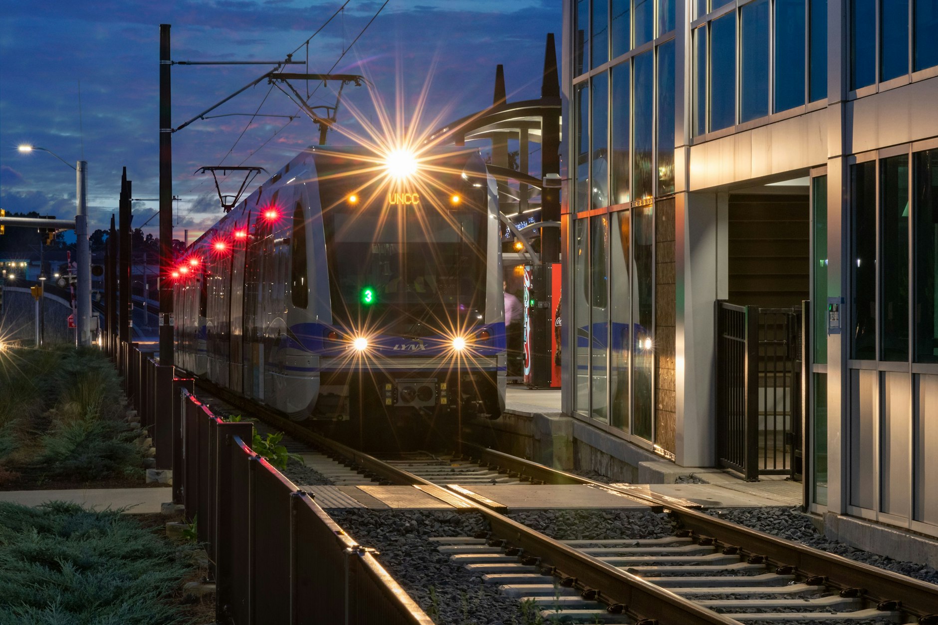 Ein junge Frau starb in einer Stadtbahn von Charlotte, North Carolina, bei einer Messerattacke.