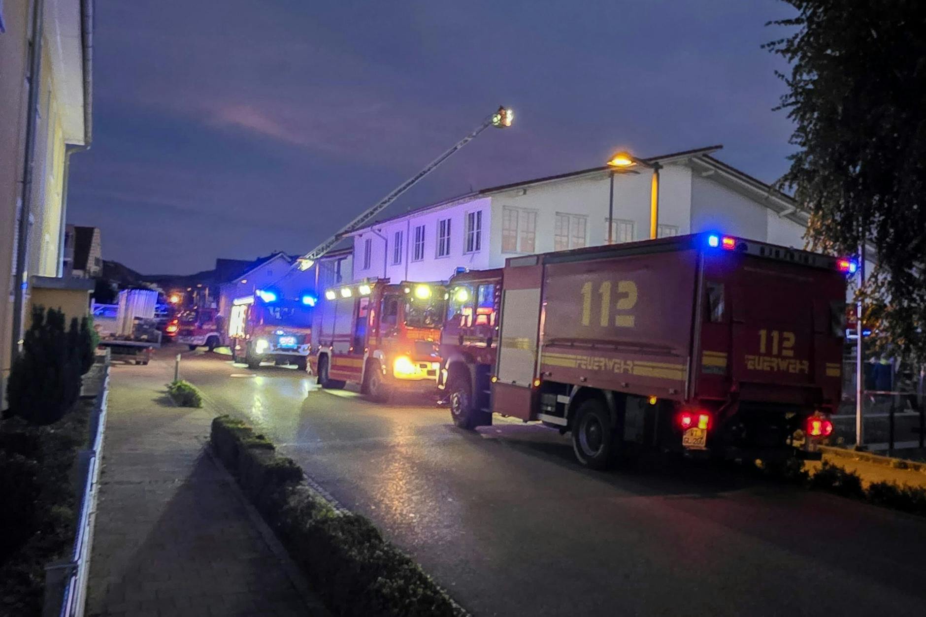 Einsatzkräfte der Feuerwehr arbeiten nach dem teilweisen Einsturz eines Supermarktdachs in Lauchringen mit schwerem Gerät.
