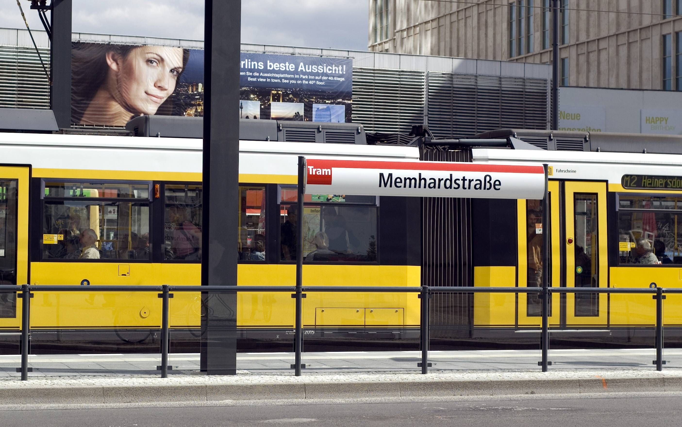 Am Alex in Hinterhalt gelockt: Schläger prügeln 15-Jährigen bewusstlos