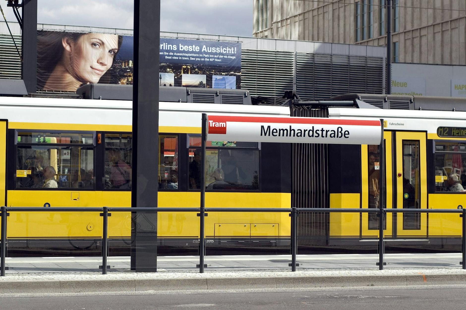 Die Tram-Station Memhardstraße am Alexanderplatz. Hier wurde der 15-Jährige von Unbekannten angesprochen.