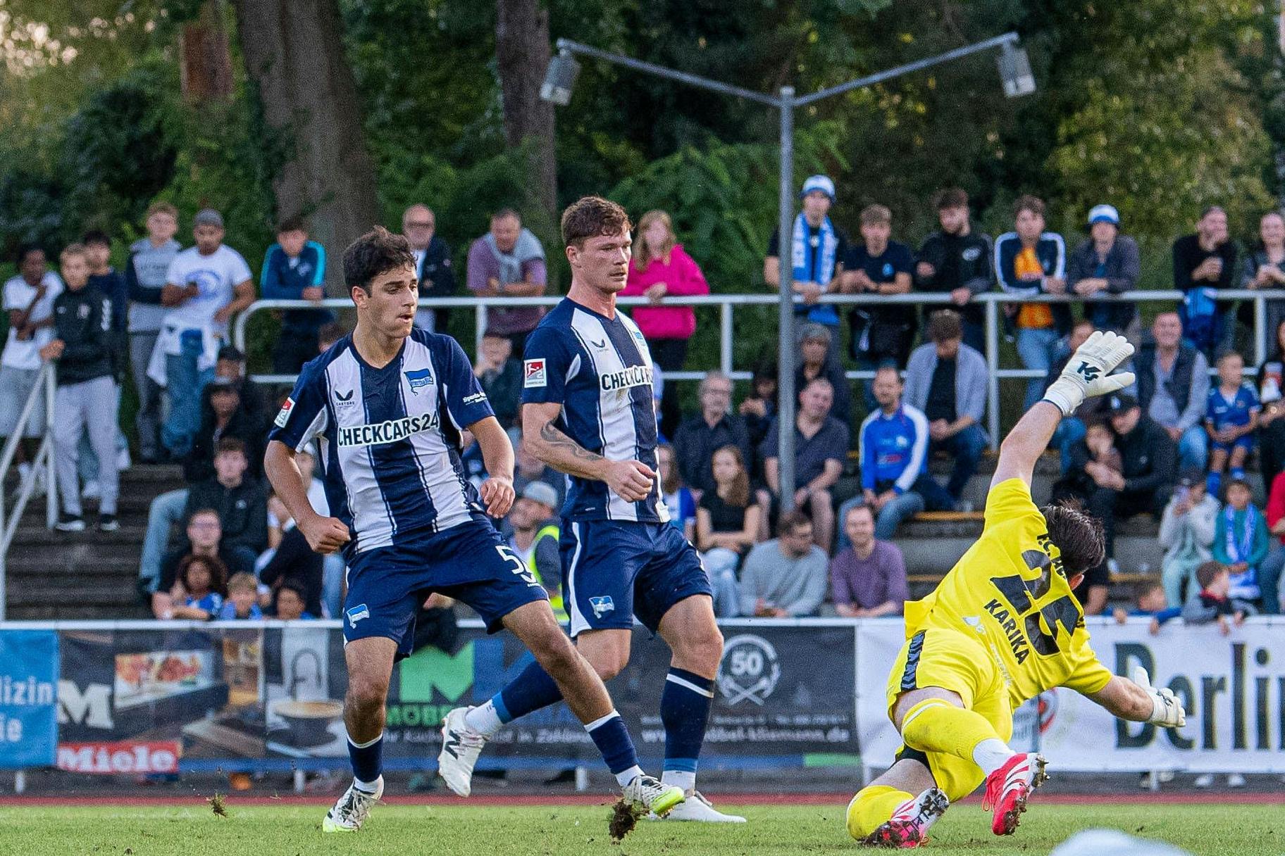 Yunus Ünal (l.) erzielt das 3:2 im Test von Hertha BSC gegen Hertha Zehlendorf.