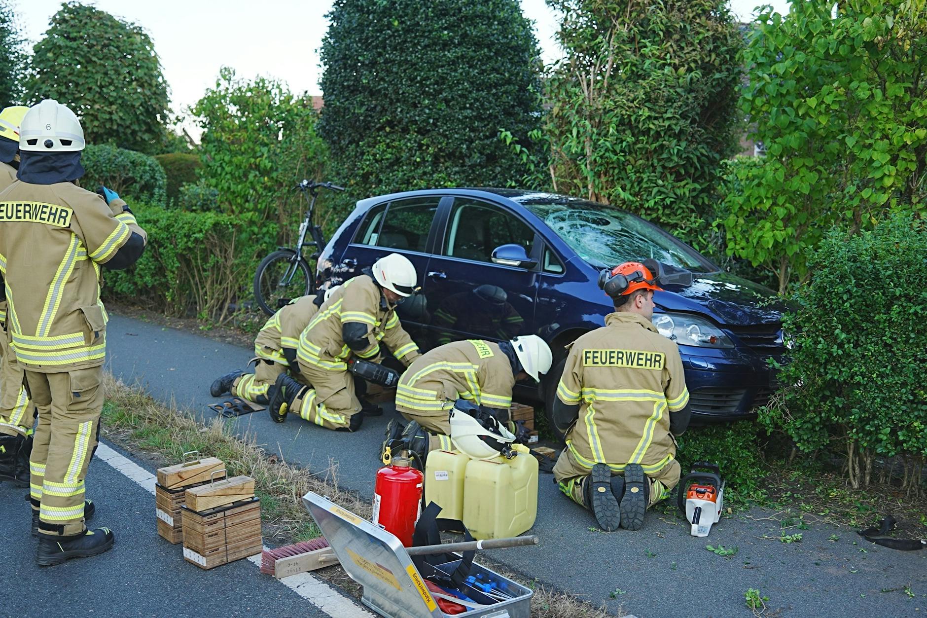 Der Wagen raste über den Gehweg und kam erst in einer Hecke zum Stehen.