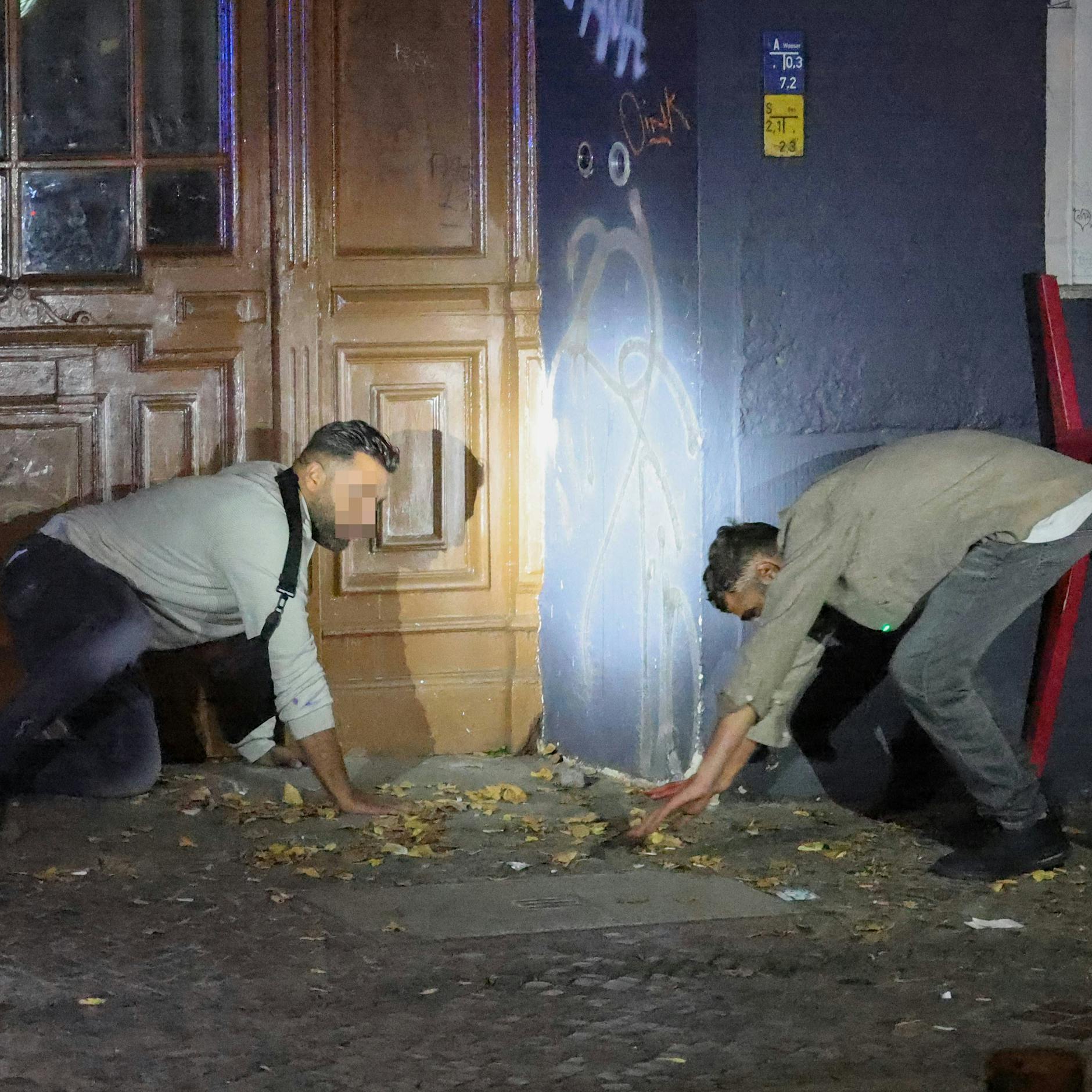 Attacke in der Torstraße: Mit Messer verletzt, Polizisten beschimpft