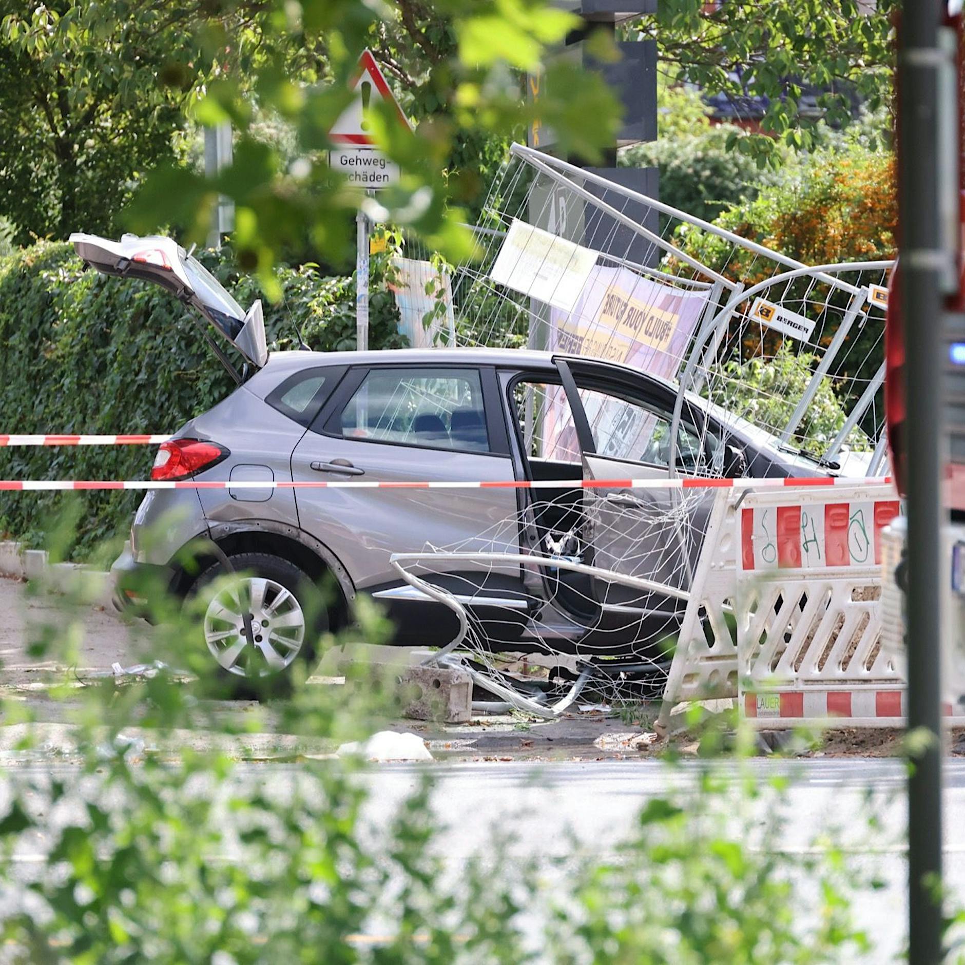 Berlin-Teltow: Autofahrer erfasst Fußgänger, flüchtet – Radfahrer stirbt