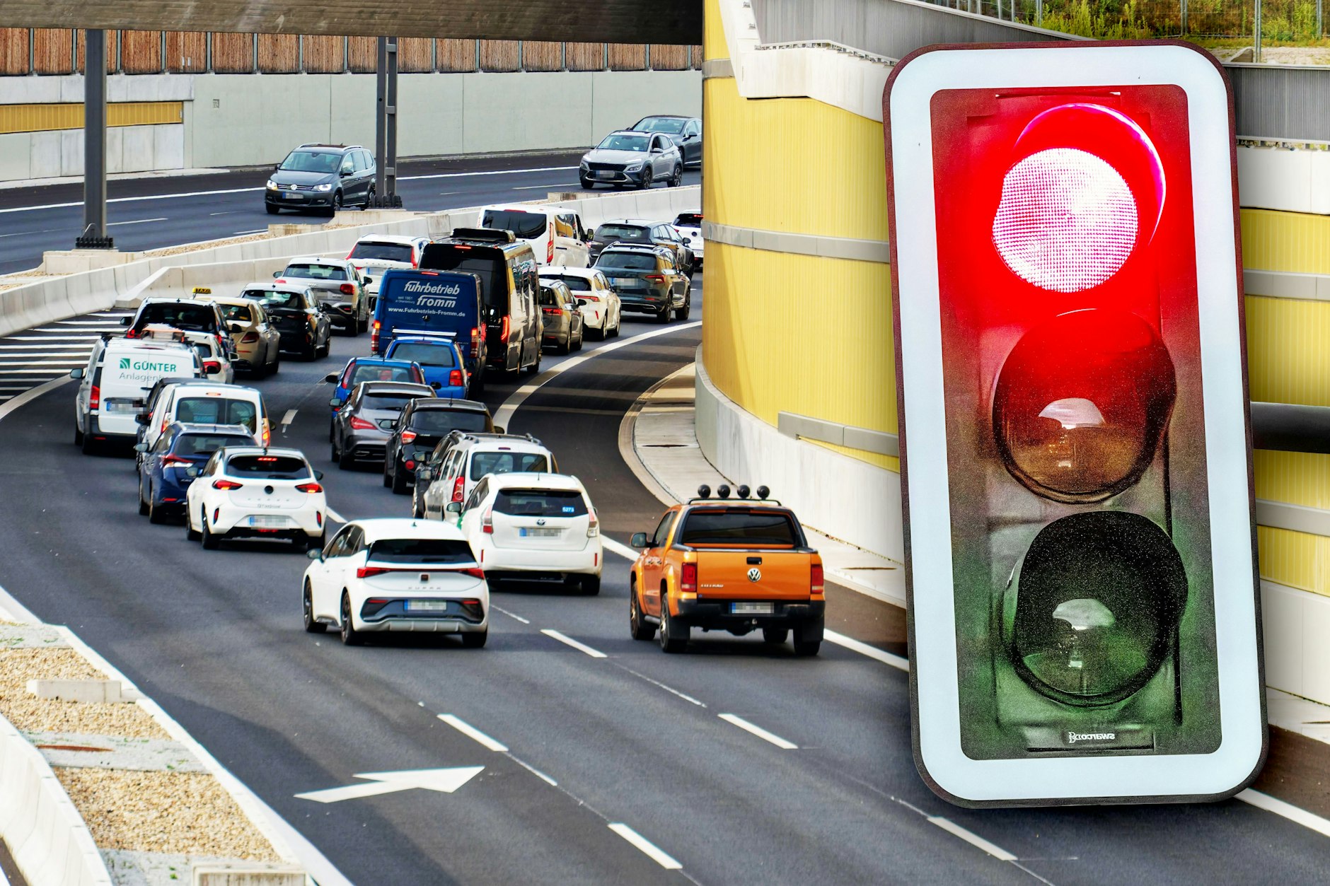 Jeden Tag Stau an und auf der A100: Der gerade neu eröffnete Abschnitt der Autobahn erhitzt die Gemüter und sorgt für reichlich Zoff. Das Verkehrsproblem könnte auch etwas mit einer Ampel-Panne zu tun haben.
