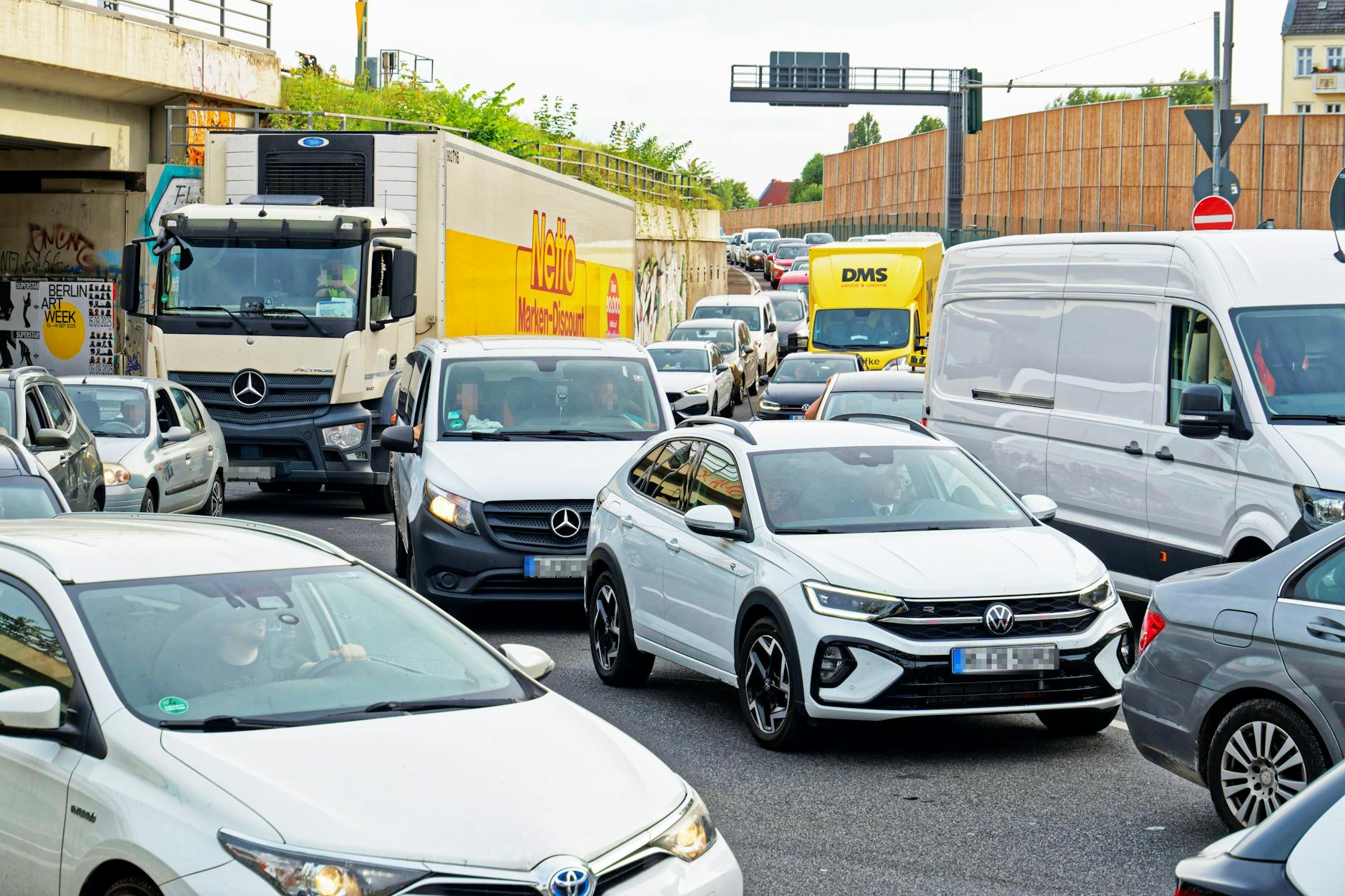 Stau an der Elsenbrücke: Aufgrund der Bauarbeiten war die Brücke schon lange ein Nadelöhr. Durch die Eröffnung des neuen A100-Abschnitts hat sich die Lage nun verschärft.