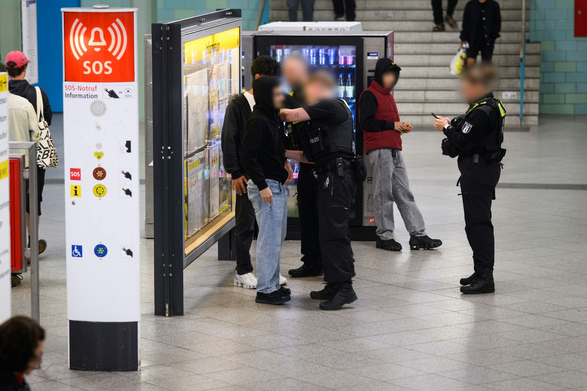 Am S-Bahnhof Alexanderplatz: Die Polizei sucht nach verbotenen Messern. Seit dem 17. Juli gilt ein Messer- und Waffenverbot in den Berliner Bussen und Bahnen.