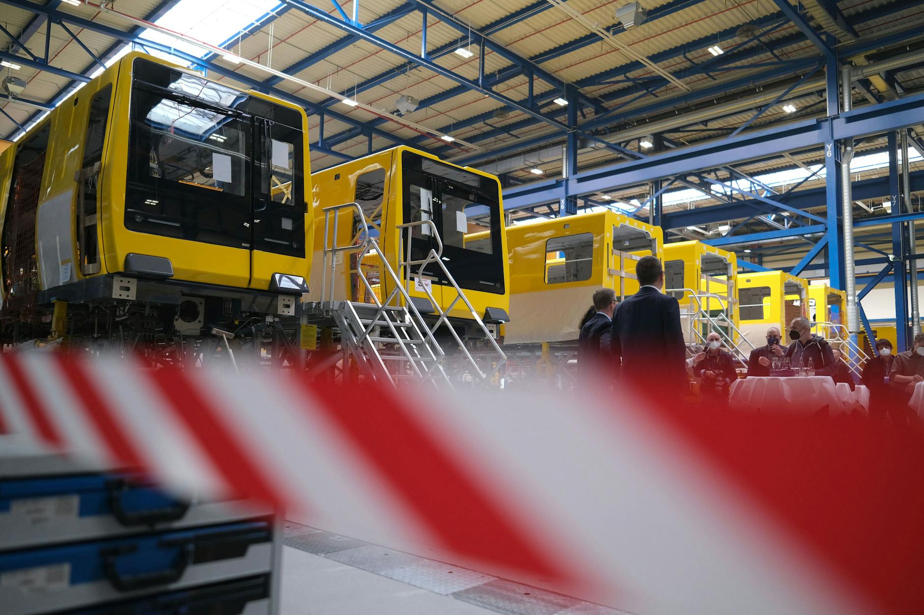 Hier stehen sie noch in der Werkstatt, doch ab Montag soll die neue Generation der Berliner U-Bahnen auf der U2 im Normalbetrieb unterwegs sein.