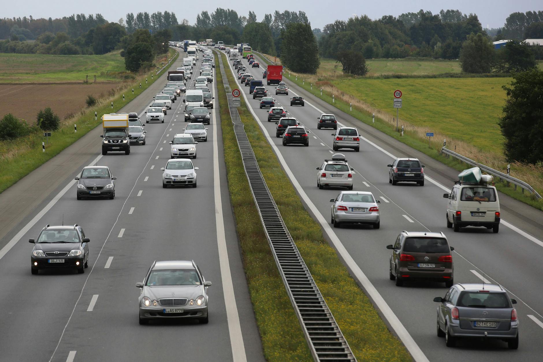 Im Norden Brandenburgs sollen am Wochenende drei Jugendliche Flaschen auf die Autobahn A24 geworfen haben.