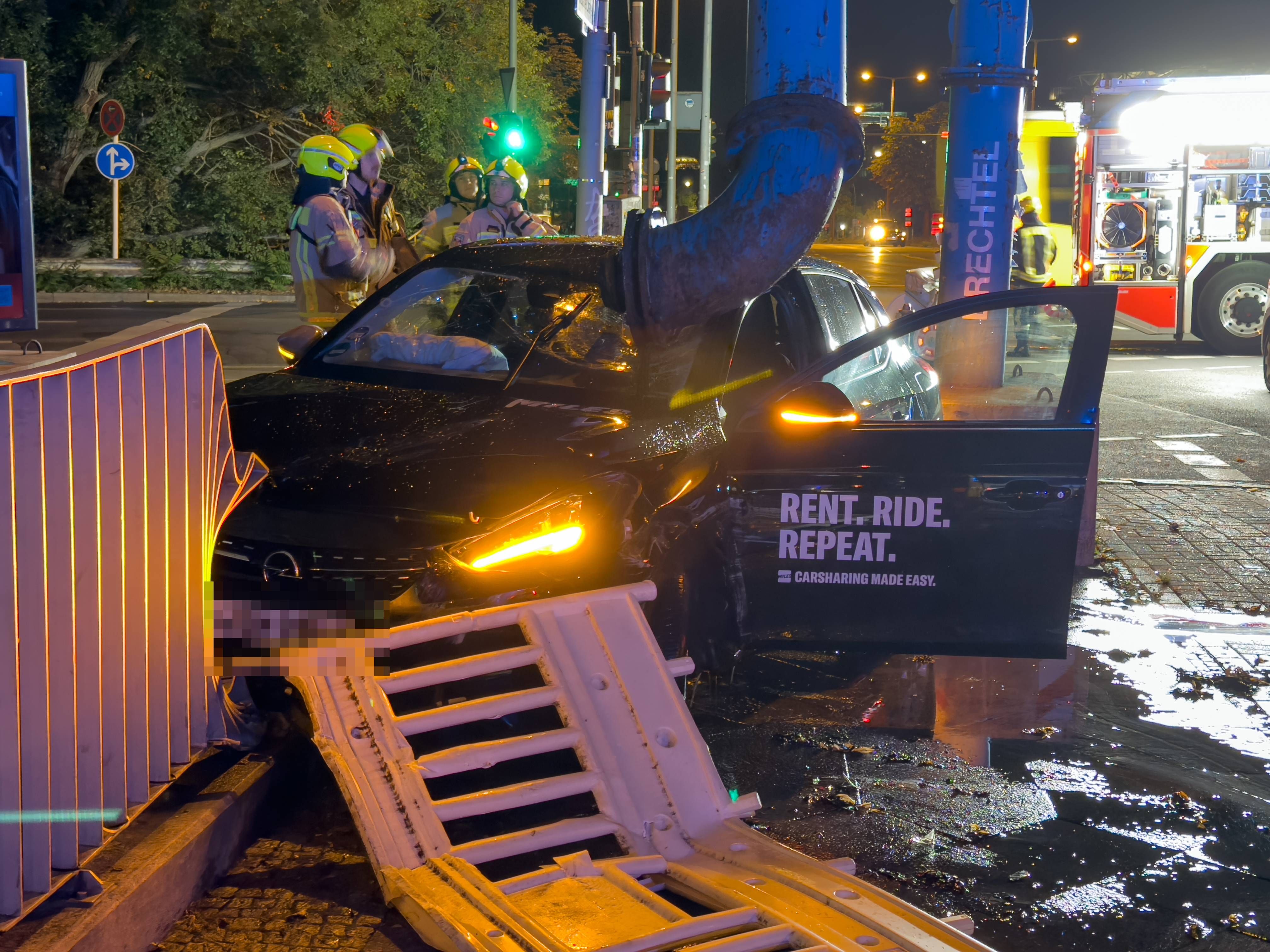 Image - Heftiger Crash in Berlin: Mietauto kracht gegen Pfeiler, Fahrer verletzt!
