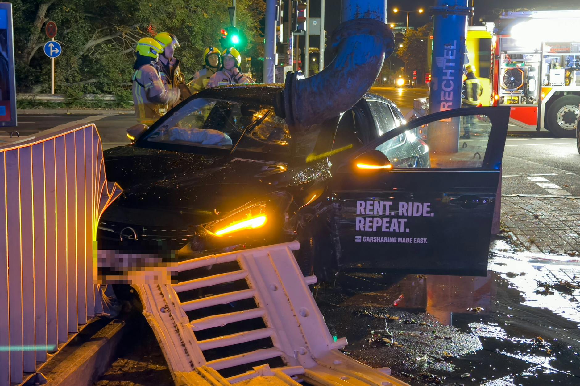 Der Fahrer des Mietwagens rauschte gegen die oberirdischen Rohre und knallte gegen das Geländer zur Treppe.