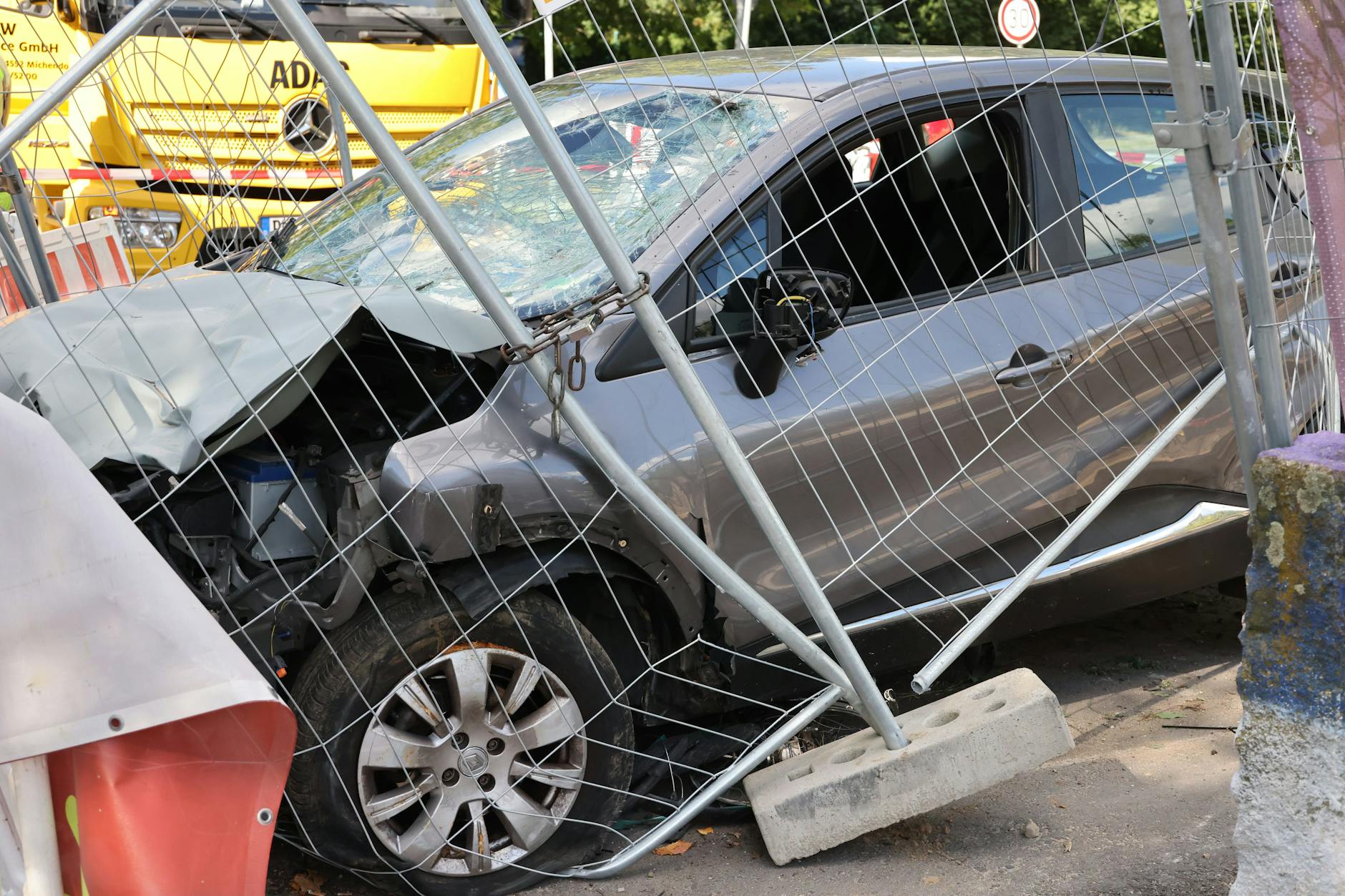 Der 27-jährige Autofahrer verursachte am Sonntag mehrere Verkehrsunfälle.