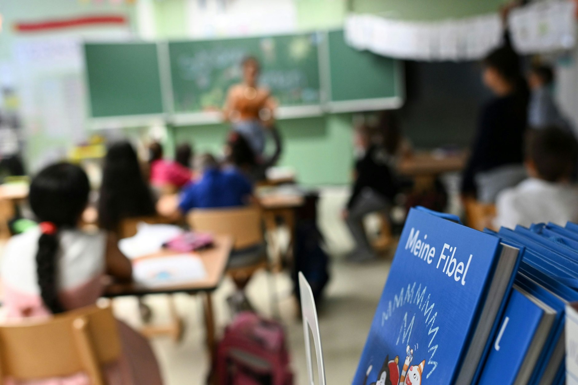 Ein Klassenzimmer mit neuen Schülern.