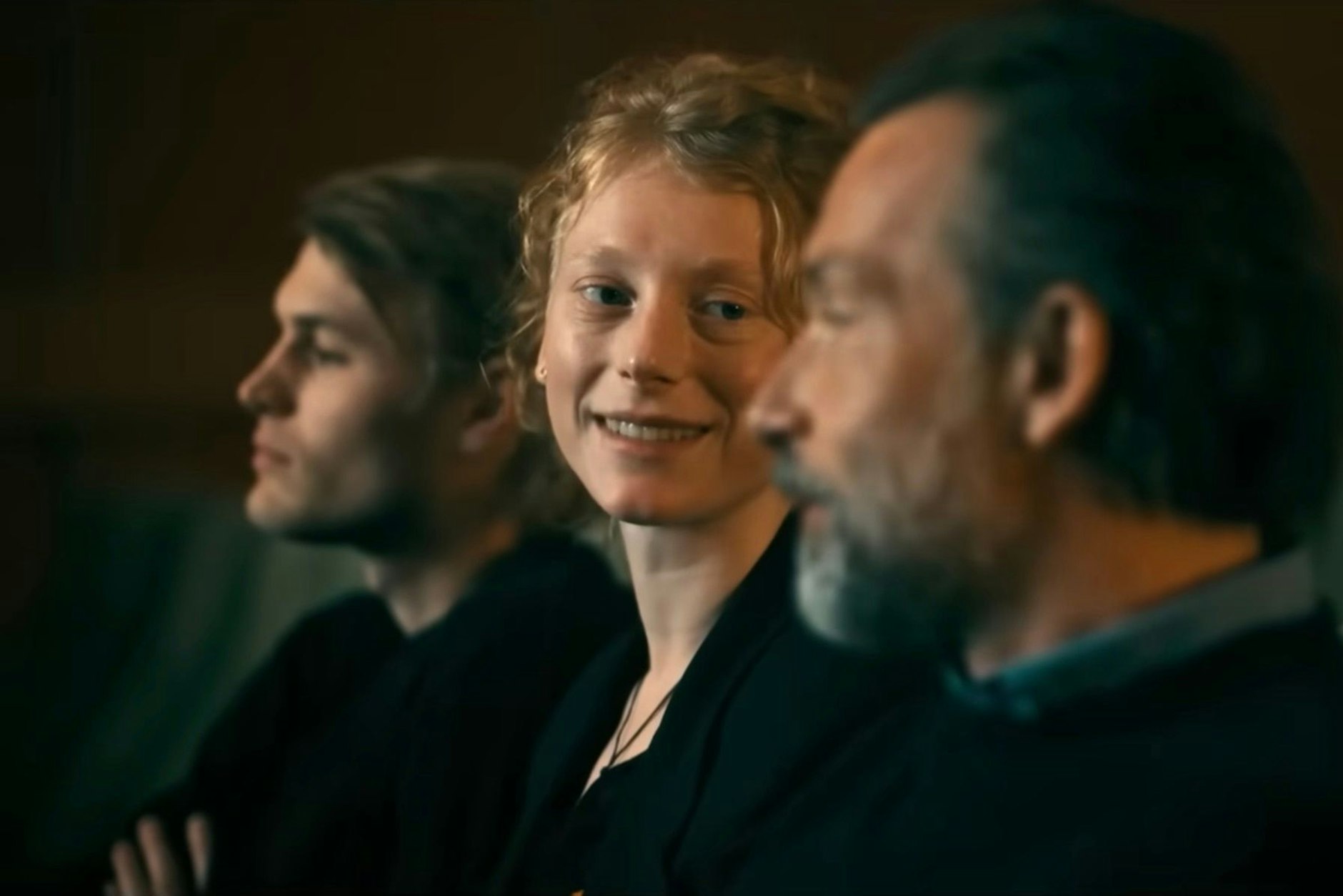 Dana Herfurth (Mitte) in „Call My Agent Berlin“