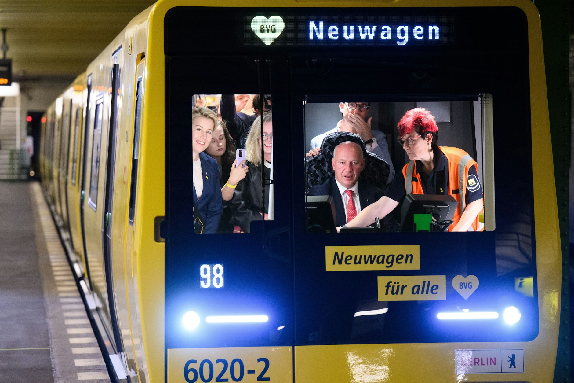 Startklar auf der U2: Berlins Regierender Bürgermeister Kai Wegner (CDU) steuert die erste neue U-Bahn von der Deutschen Oper zum Alexanderplatz. BVG-Fahrlehrerin Patricia Leis unterstützt ihn.