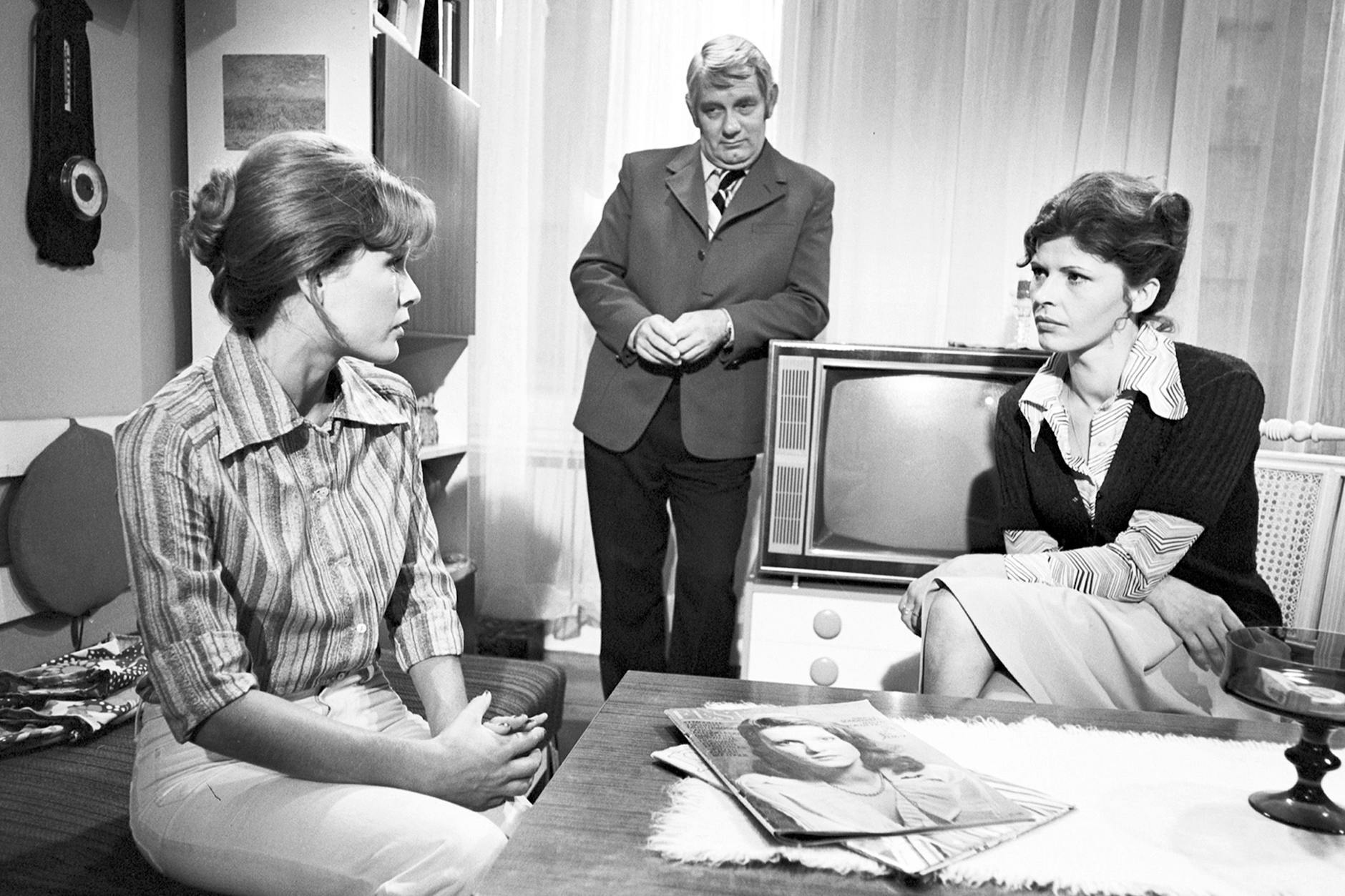 Im Jahr 2021 wurde die Krimireihe Polizeiruf 110 50 Jahre alt. Hier: Eva Klein (Monika Woytowicz), Oberleutnant Fuchs (Peter Borgelt) und Leutnant Vera Arndt (Sigrid Göhler) in Vermisst wird Peter Schnok von 1977.