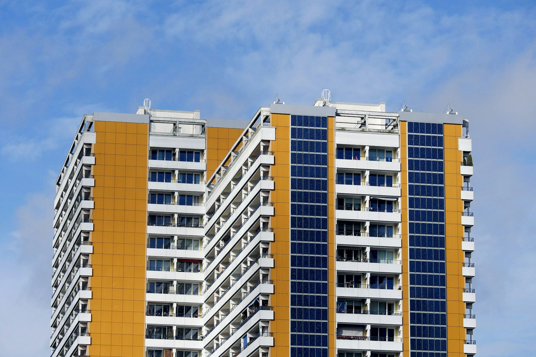 In Berlin herrscht Wohnungsnot. Abhilfe schaffen soll jetzt der Modulbau. Befürworter sprechen von einer Revolution, Kritiker befürchten ein Revival des DDR-Plattenbaus.