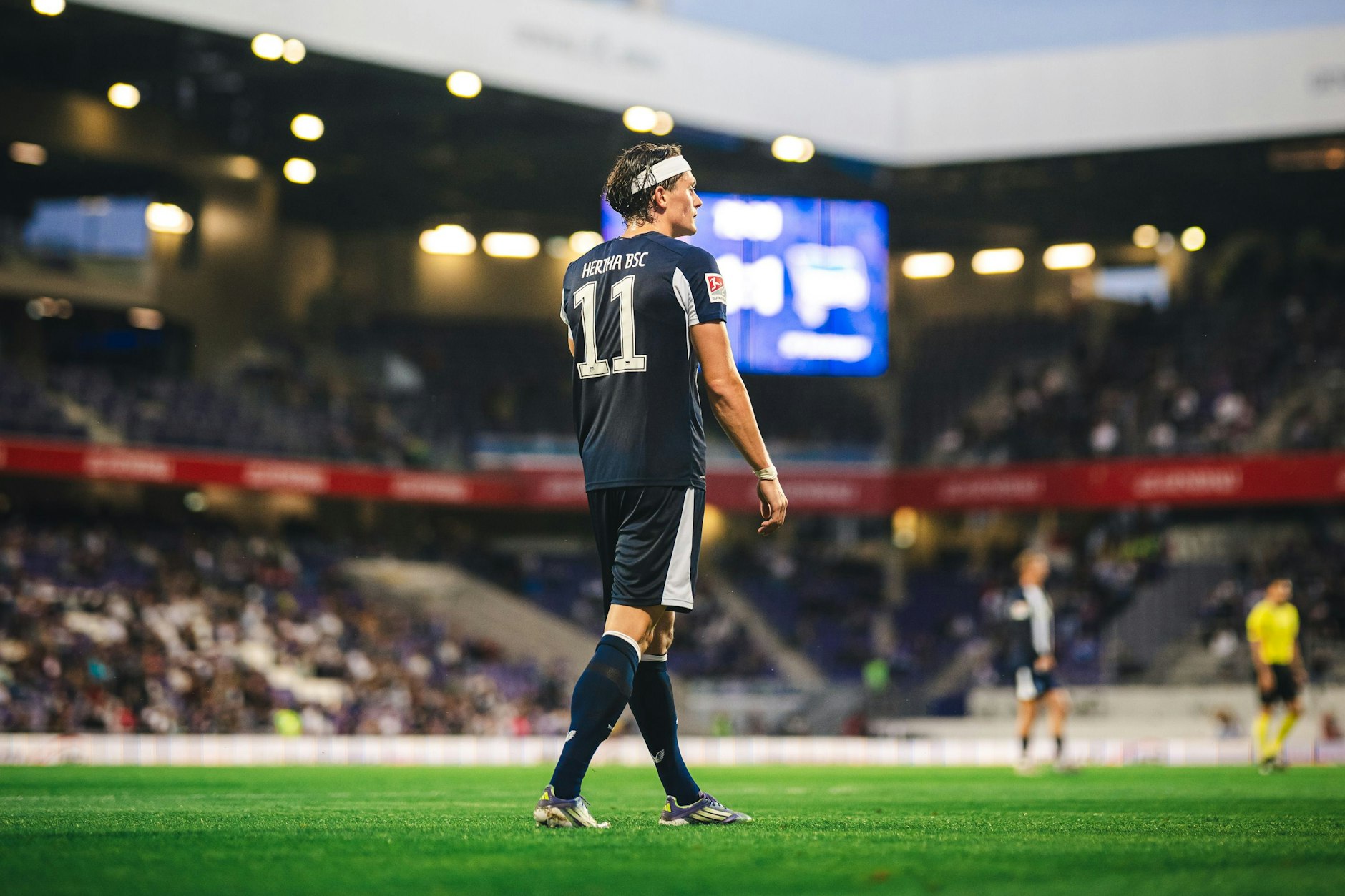 Fabian Reese im Rampenlicht des Flutlichts beim Test bei Austria Wien, den die Blau-Weißen 2:1 gewannen.