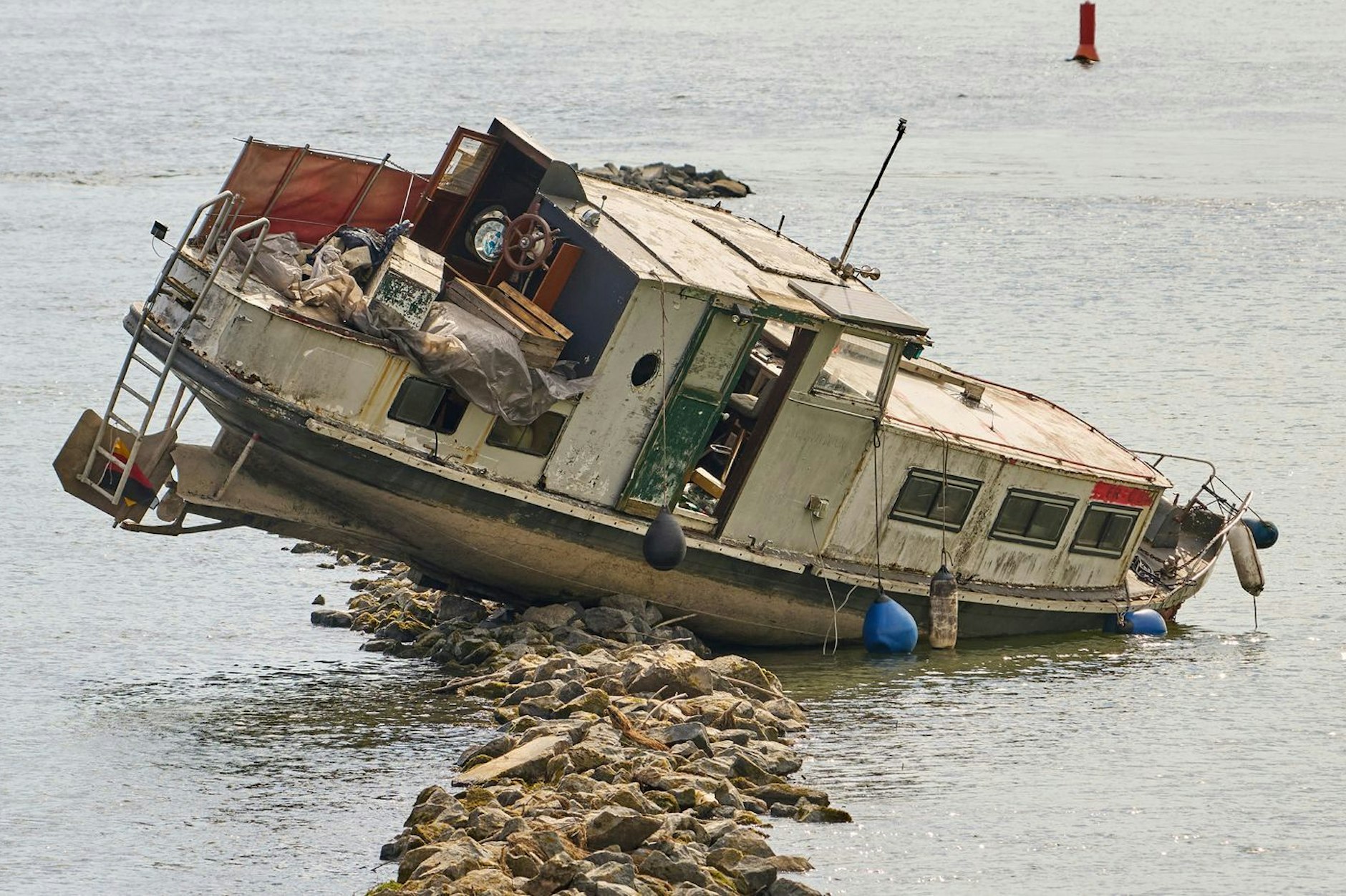 Das historische Boot strandete bei Rüdesheim im Rhein, weil der Kapitän es nicht in der Mitte der Fahrrinne hielt. Die Bergung kostete den Besitzer viel Geld.