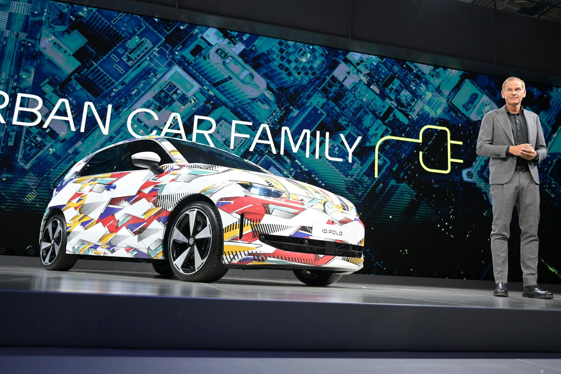 Oliver Blume, CEO von VW, präsentiert am Montag den ID.POLO vor Beginn der Internationalen Automobil-Ausstellung (IAA Mobility) am Messestand von VW.