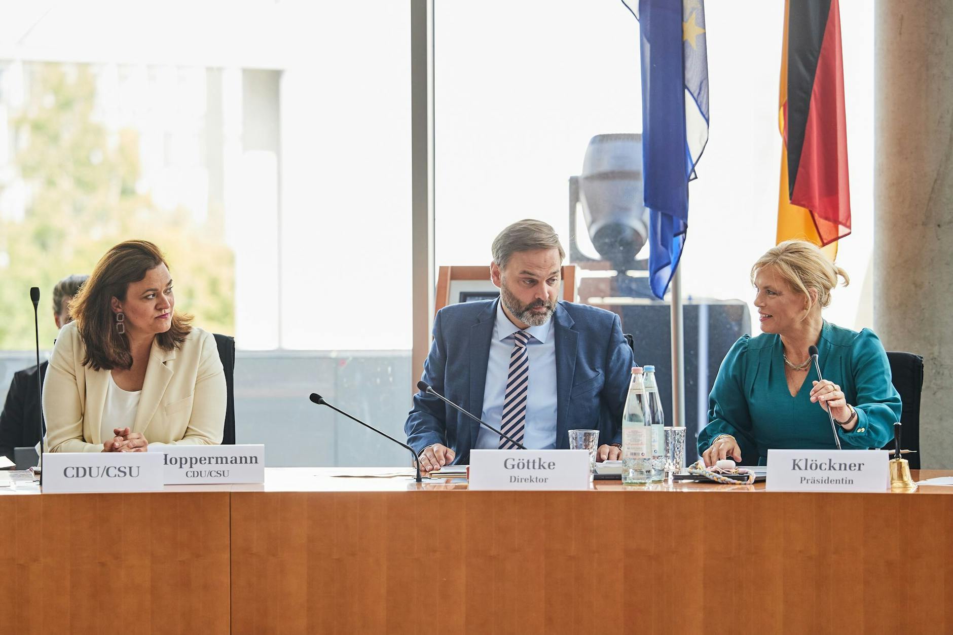 Franziska Hoppermann (CDU), Bundestagsabgeordnete und designierte Vorsitzende der Enquetekommission zur Aufarbeitung der Corona-Pandemie, Paul Göttke, Direktor im Bundestag, und Julia Klöckner (CDU), Bundestagspräsidentin, vor Beginn der konstituierenden Sitzung (v.l.n.r.)