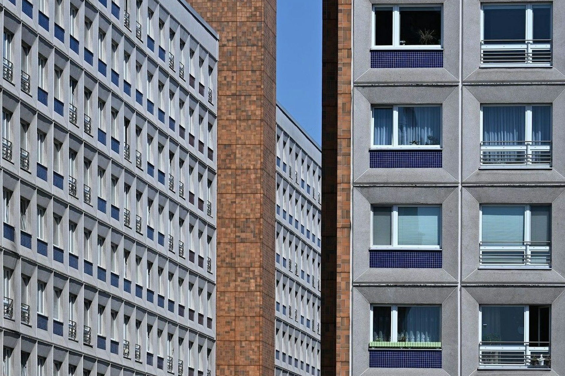 Bauministerin Verena Hubertz drängt auf mehr Modulbau. In Berlin löst das derzeit kontroverse Debatten aus. Die einen sehen darin eine Revolution des Wohnungsbaus, andere warnen vor einer Neuauflage der DDR-Plattenbauten.