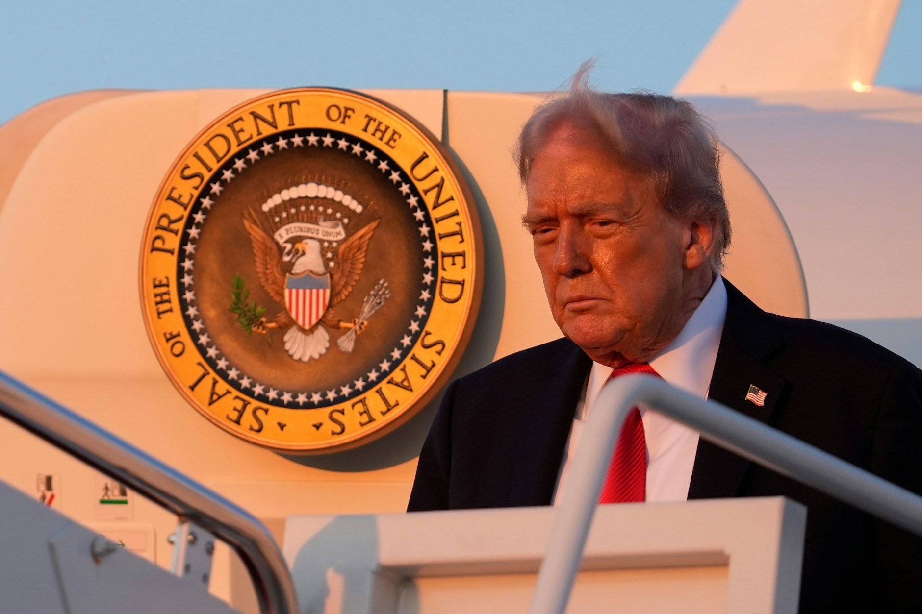 US-Präsident Donald Trump steigt aus der Air Force One bei der Ankunft auf der Joint Base Andrews.