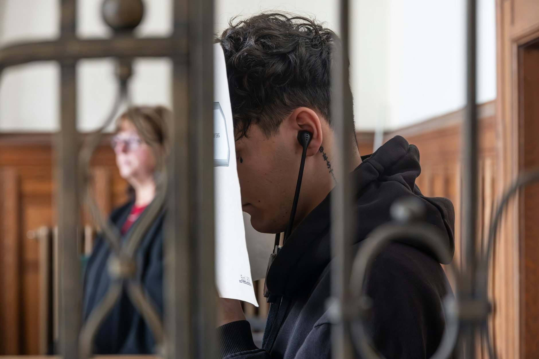 Der Schütze vor Gericht: Alican C. schoss auf mehrere Supermärkte. Die Bande hinter dem Schützen drohte dem Marktleiter mit dem Tod von Familie und Kunden.