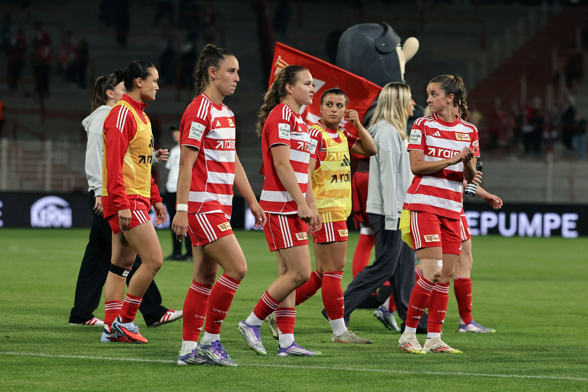 Beim Gang zu den Fans wussten die Spielerinnen des 1. FC Union Berlin nicht so recht, wie sie mit dem knapp verpassten Sieg umgehen sollten.