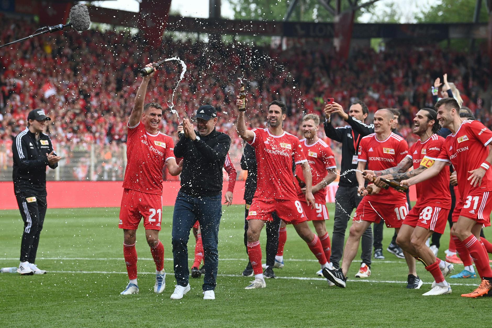 Grischa Prömel verpasst Trainer Urs Fischer im Saisonfinale 2021/22 eine Bierdusche.