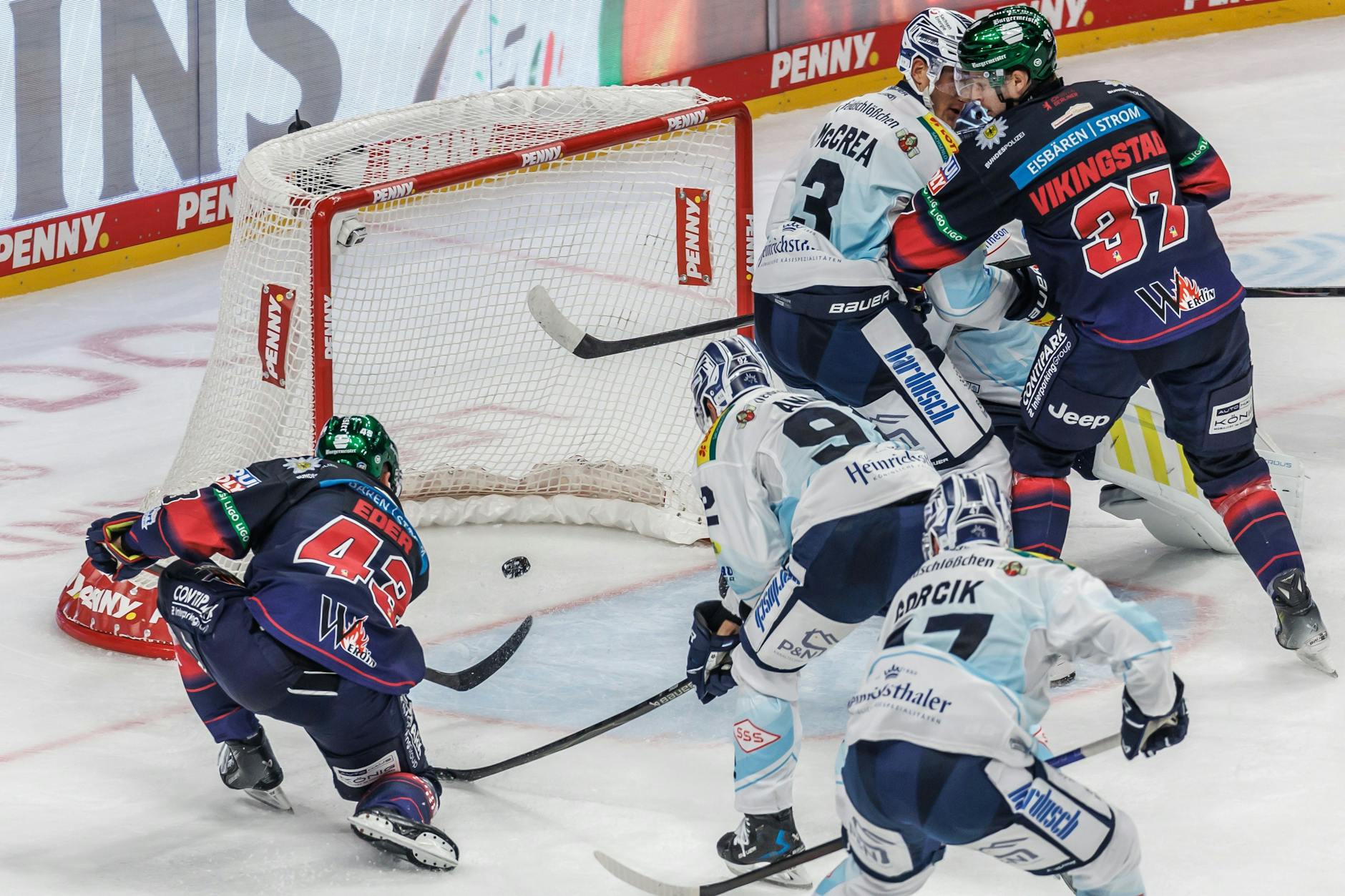 Andreas Eder (li.) schiebt locker zum 3:1 für die Eisbären Berlin ein. Am Ende hieß es 6:2..