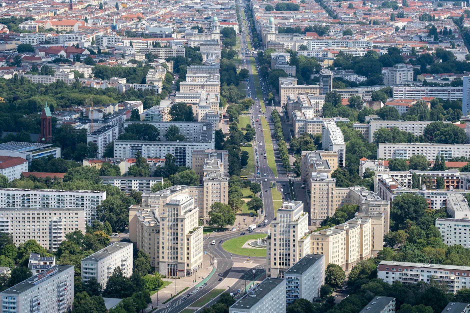 Blick auf die Frankfurter Allee in Friedrichshain: Nirgendwo im Osten sind energieeffiziente Wohnungen knapper und teurer als in Berlin.
